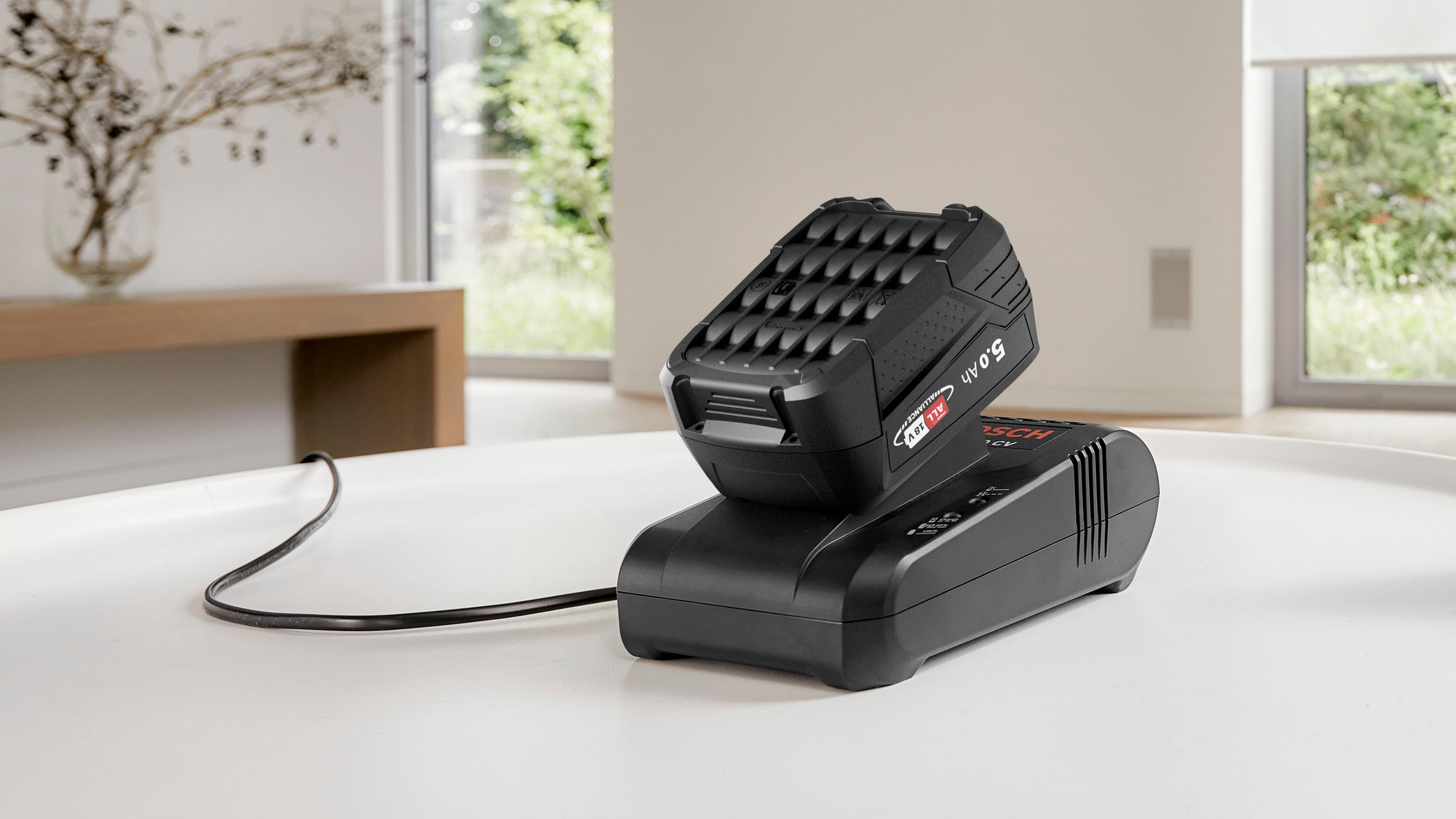 BOSCH Akku-Stielstaubsauger »Unlimited 8 Gen2 BSS825MULT, HEPA-Filtersystem, 10 Jahre Motorgarantie«, 5 Ah Akku, lange Laufzeit, Schnellladegerät, Hartboden-Softdüse, grau
