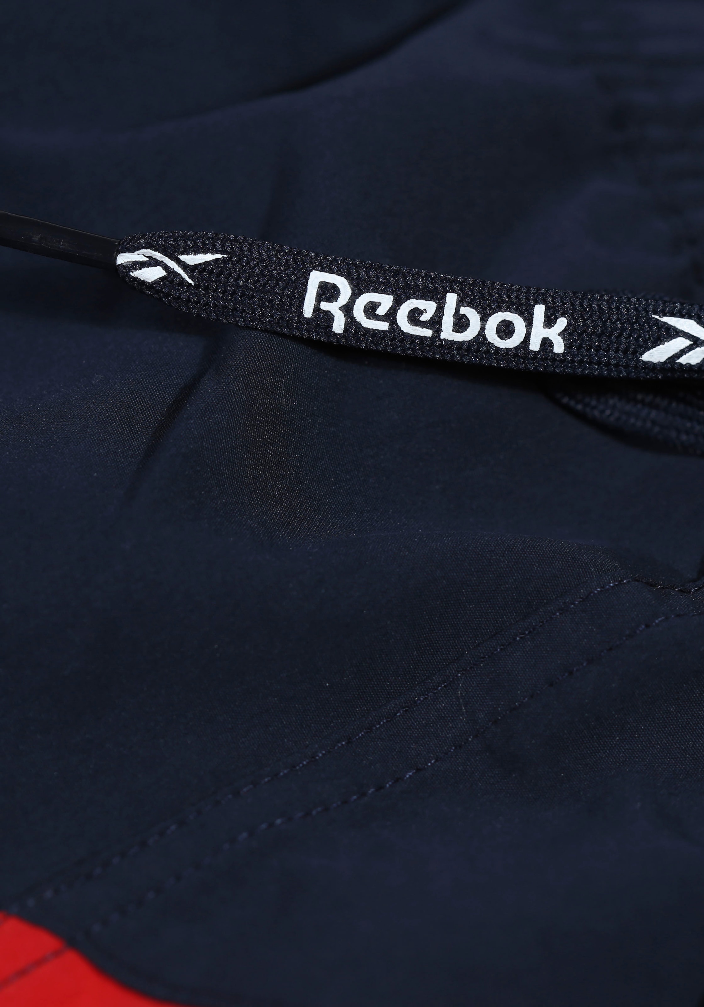 Reebok Badeshorts »Ryan«, asymmetrisch gestreift, geteilter Logoschriftzug