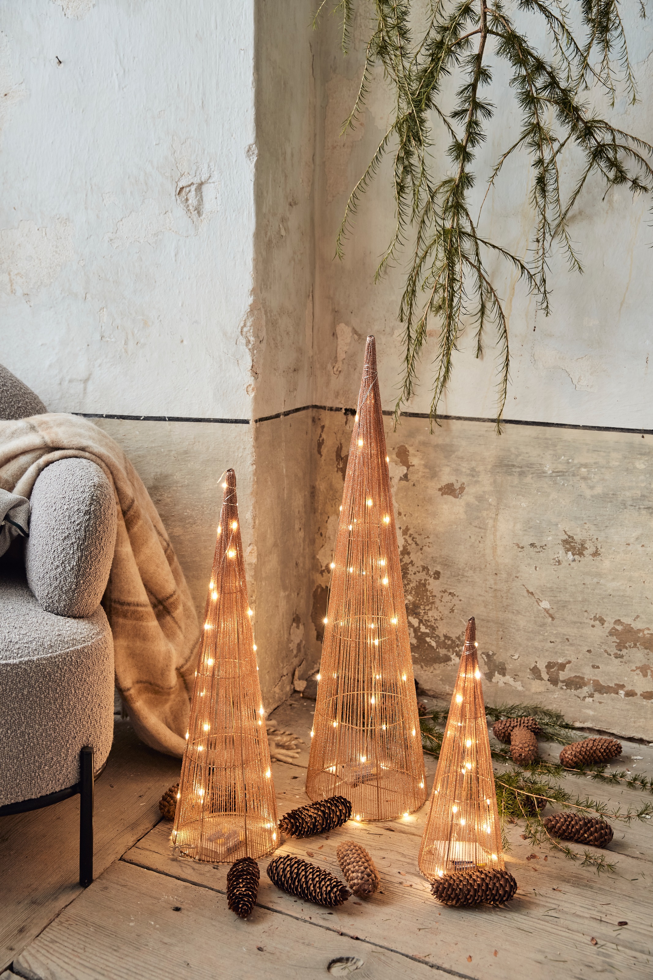 Star-Max LED Dekolicht »Pyramiden mit LED-Beleuchtung, Weihnachtsdeko, LED-Bäume«, 90 flammig, Effektvolle schimmernde Leucht Pyramiden in 3 Größen