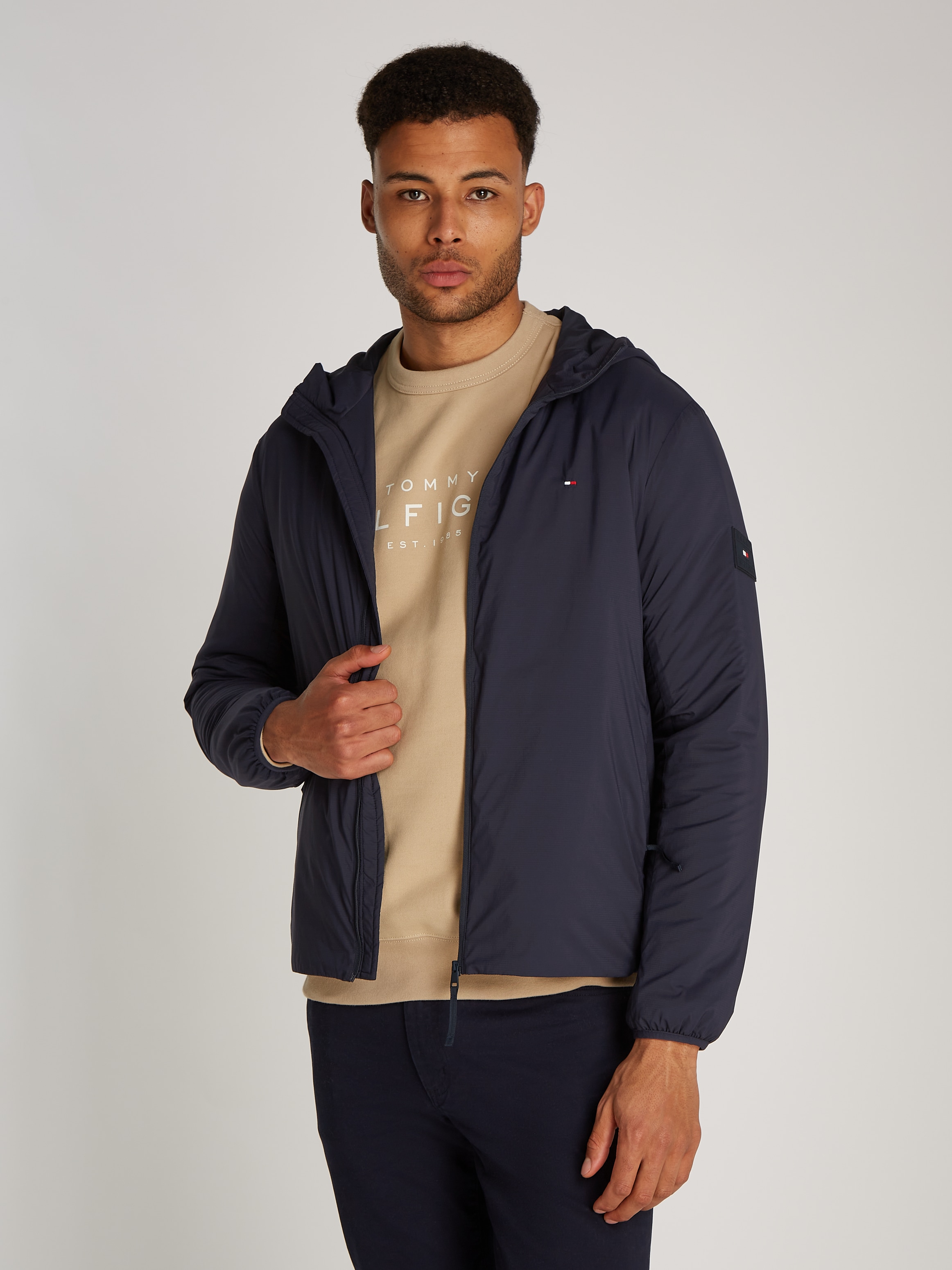 Tommy Hilfiger Kurzjacke »TECH PACKABLE HOODED JACKET«, mit Kapuze, mit Logostickerei