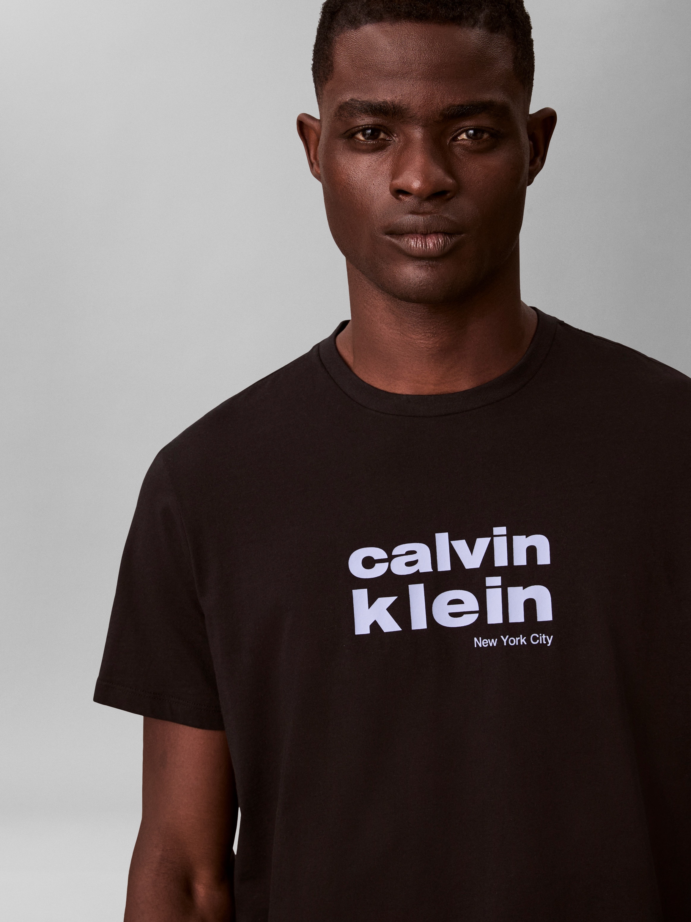 Calvin Klein T-Shirt Rundhalsausschnitt, Regular Fit, Logodruck