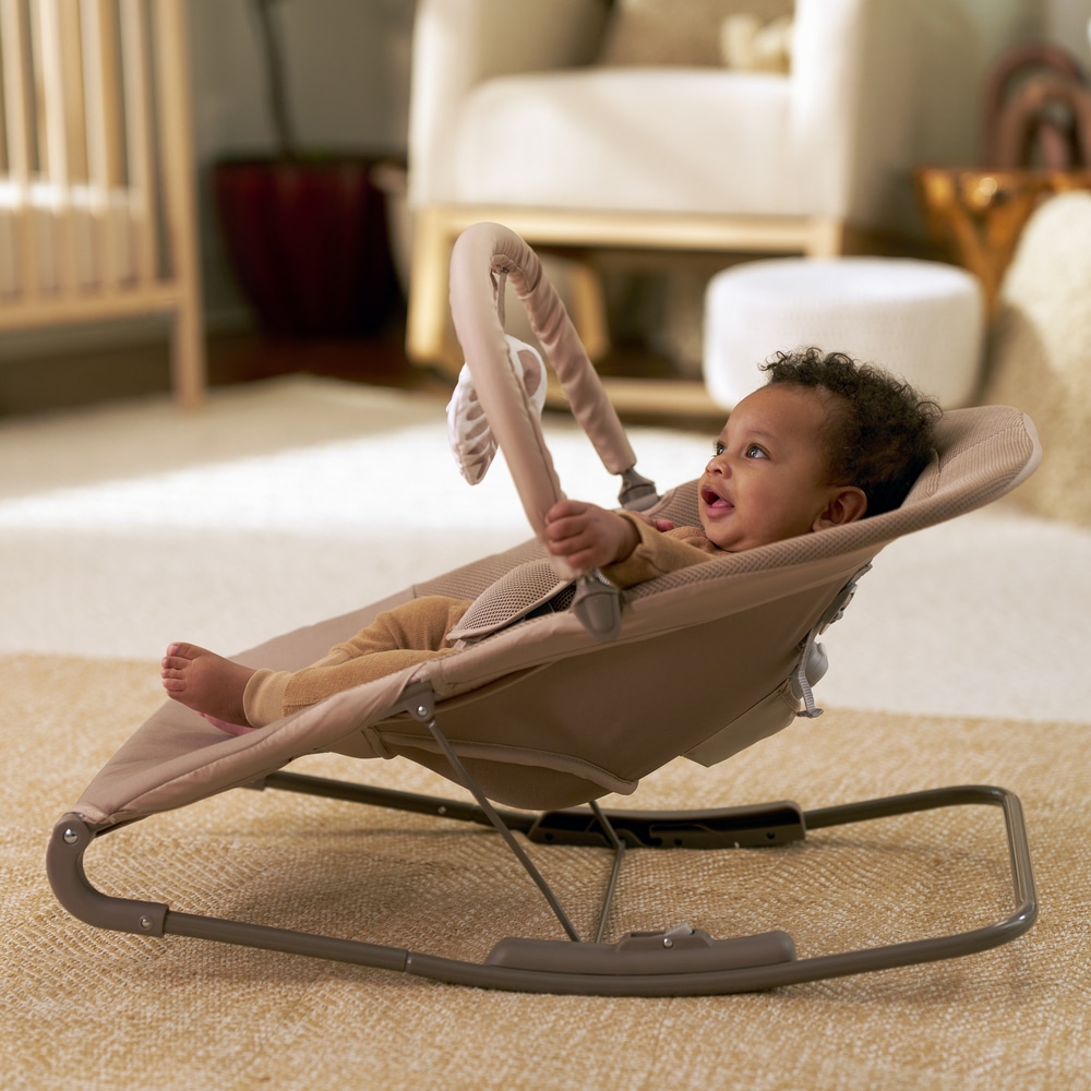 ingenuity Babywippe »Nestle™ Vibrating Rocker« bis 9 kg mit Vibration