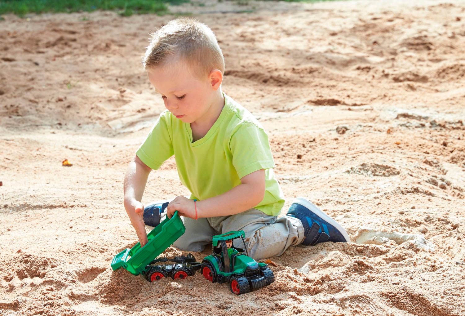 Lena® Spielzeug-Traktor »Truckies« mit Anhänger; inklusive Spielfigur; Made in Europe
