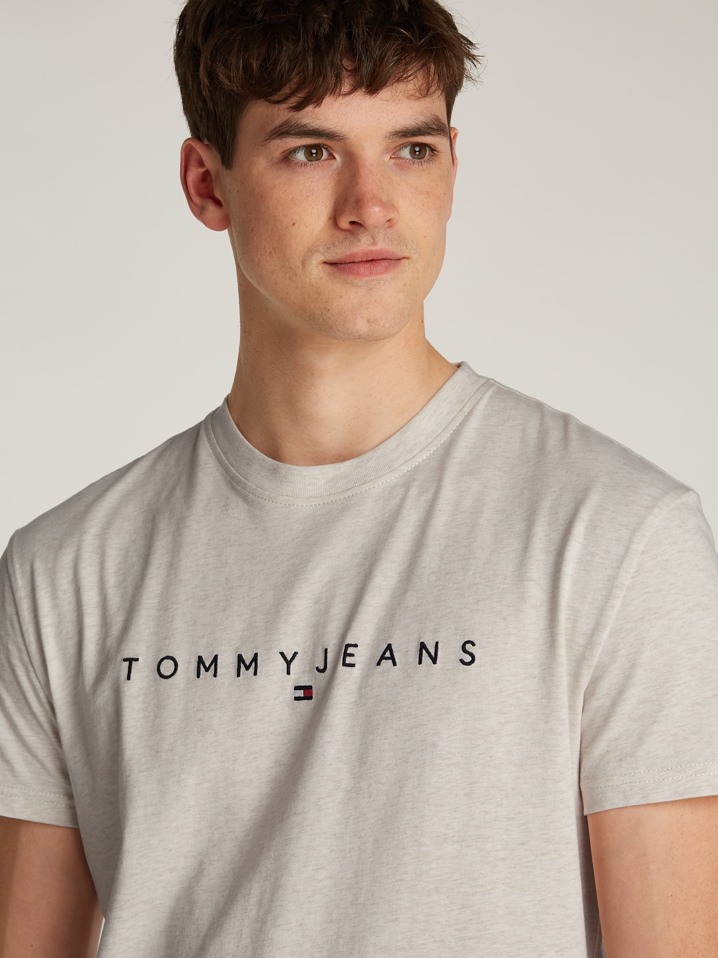 Tommy Jeans Plus Rundhalsshirt »TJM REG LINEAR LOGO TEE EXT« in Große Größen, Logodruck und Stickerei