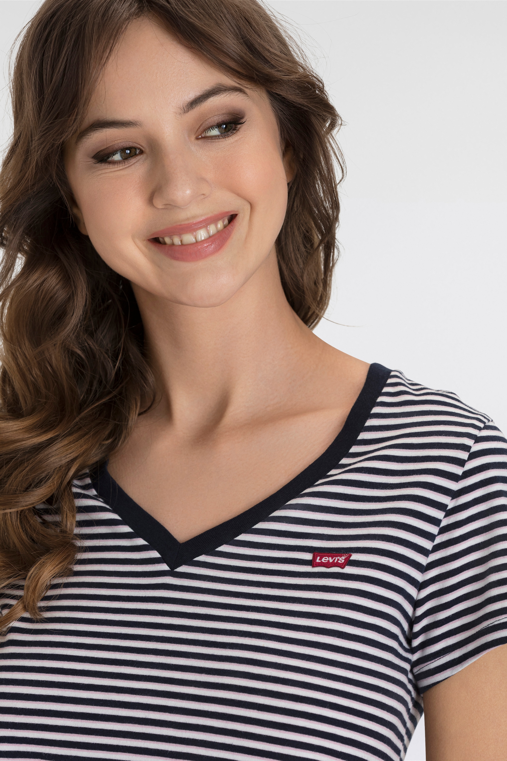 Levi's® V-Shirt »PERFECT VNECK«, mit Mini-Batwing-Logostickerei