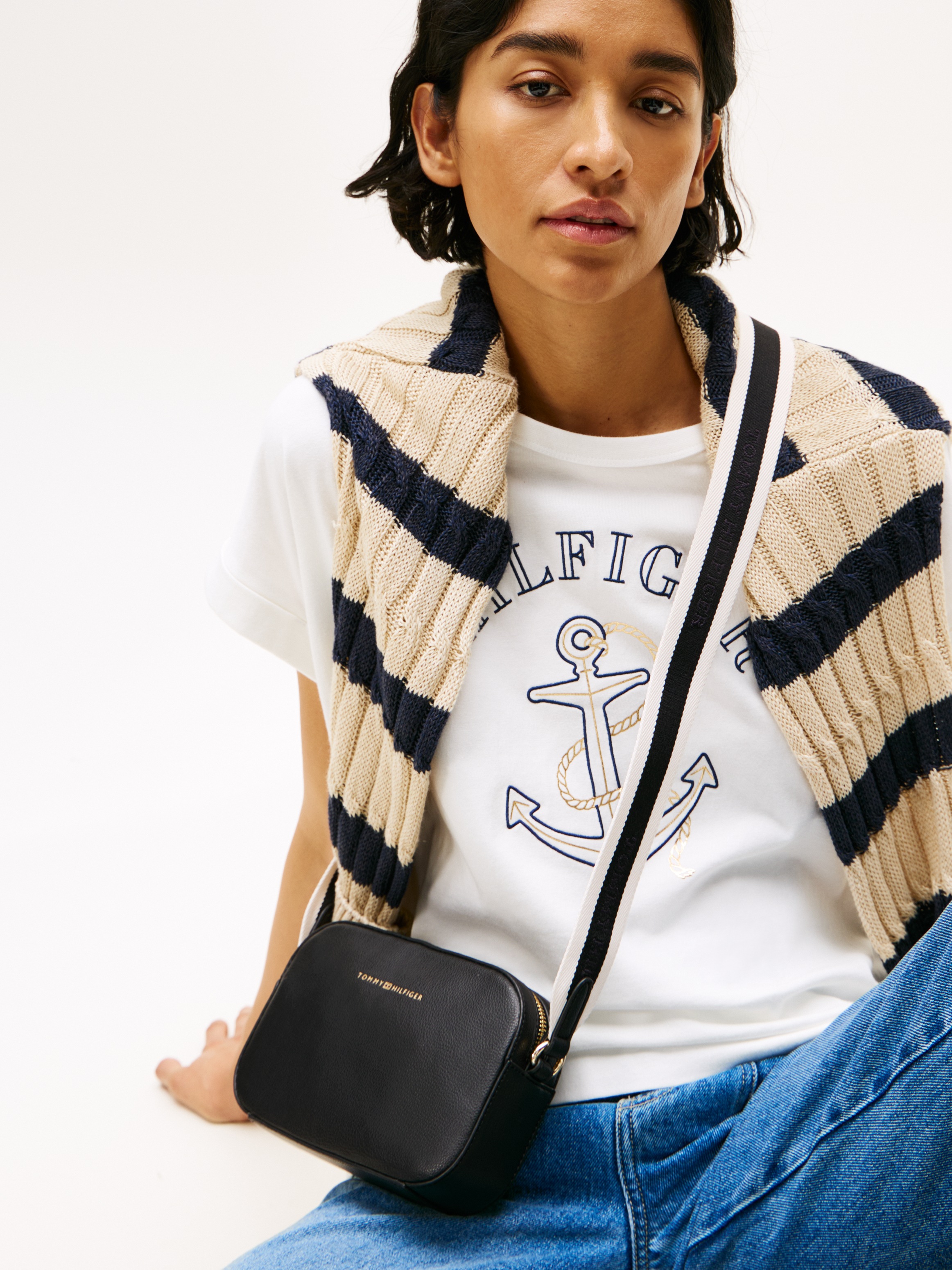 Tommy Hilfiger Umhängetasche »TH LOGOTAPE CAMERA BAG«, Damen Schultertasche, Minibag mit Logo-Schriftzug auf Umhängeriemen