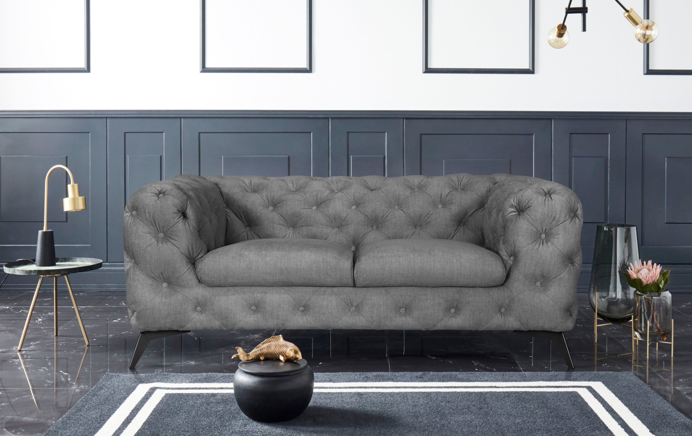 Leonique Chesterfield-Sofa »Glynis«, aufwändige Knopfheftung, moderne Chesterfield Optik, Fußfarbe wählbar