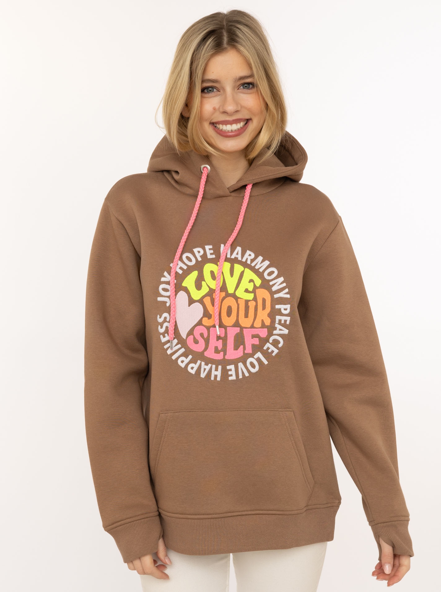 Zwillingsherz Hoodie »"Love Yourslef"«, runde große Frontstickerei, farbige Kordel, Kängurutasche
