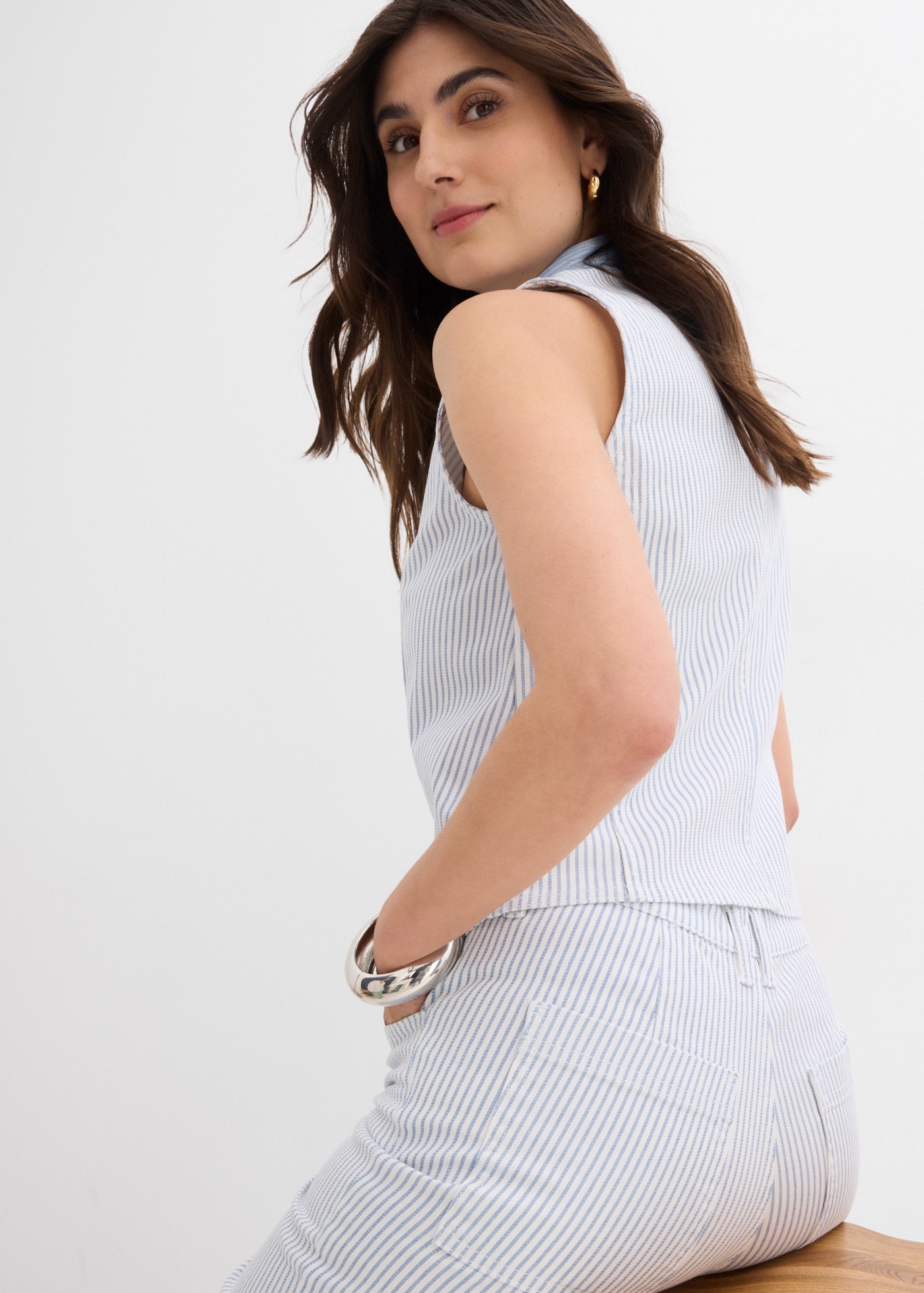 bonprix Weite Jeans lockerer Schnitt, verkürzte Länge, mit Streifen-Design