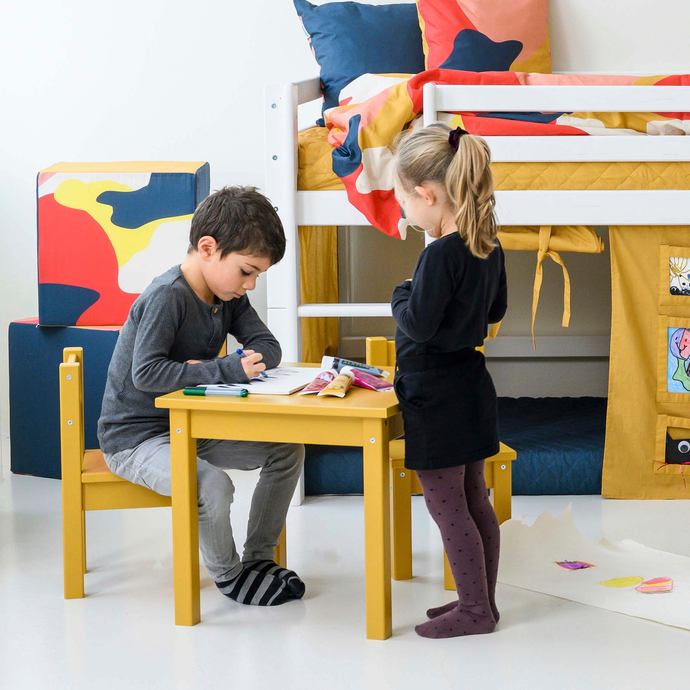 Hoppekids Kindersitzgruppe »MADS Kindersitzgruppe«, (Set, 3 tlg., 1 Tisch, 2 Stühle), in vielen Farben, mit zwei Stühlen