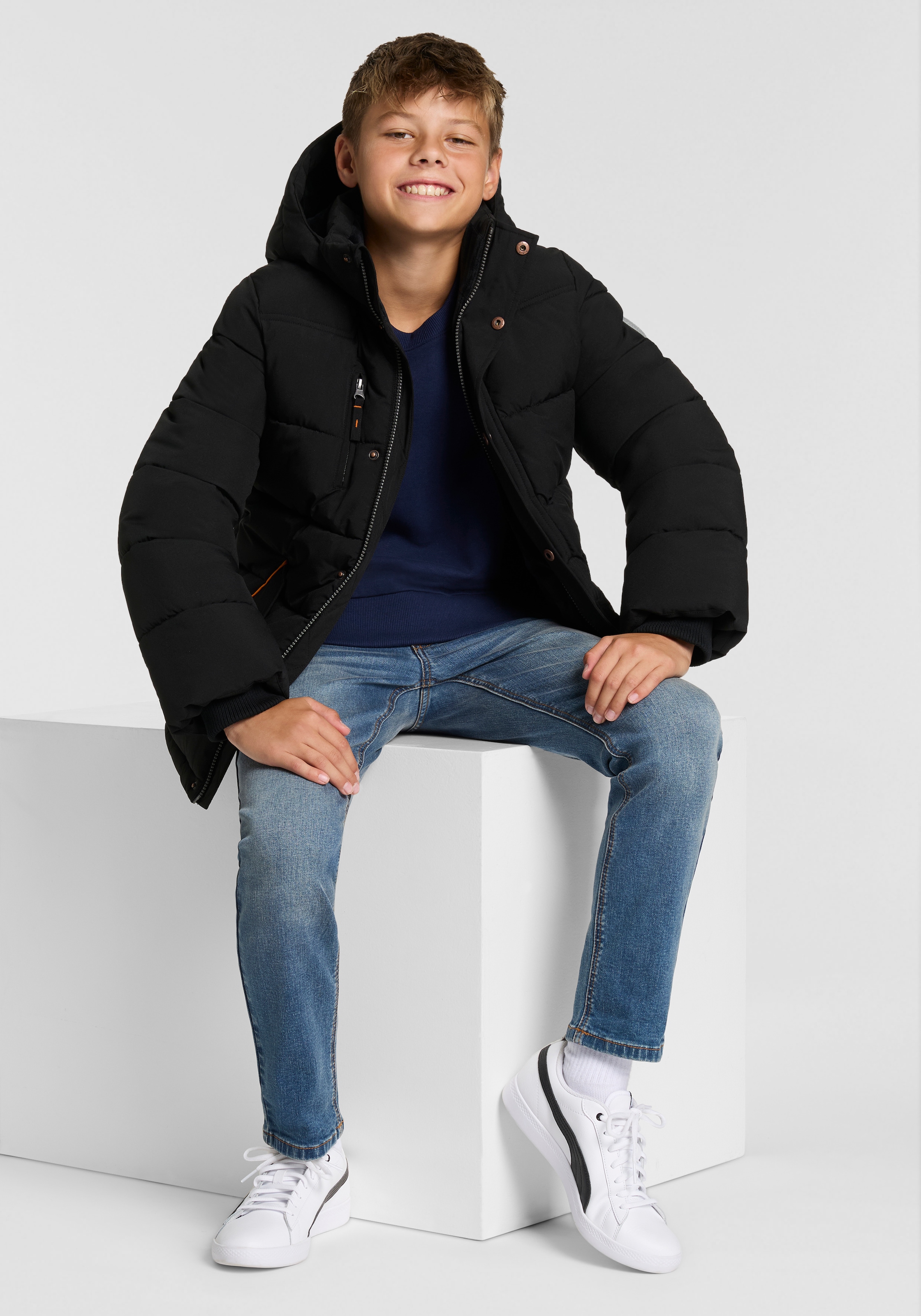 KIDSWORLD Outdoorjacke »Winterwarme Jacke, gesteppt«, mit Kapuze, Trendige Winterjacke mit refklektierenden Details
