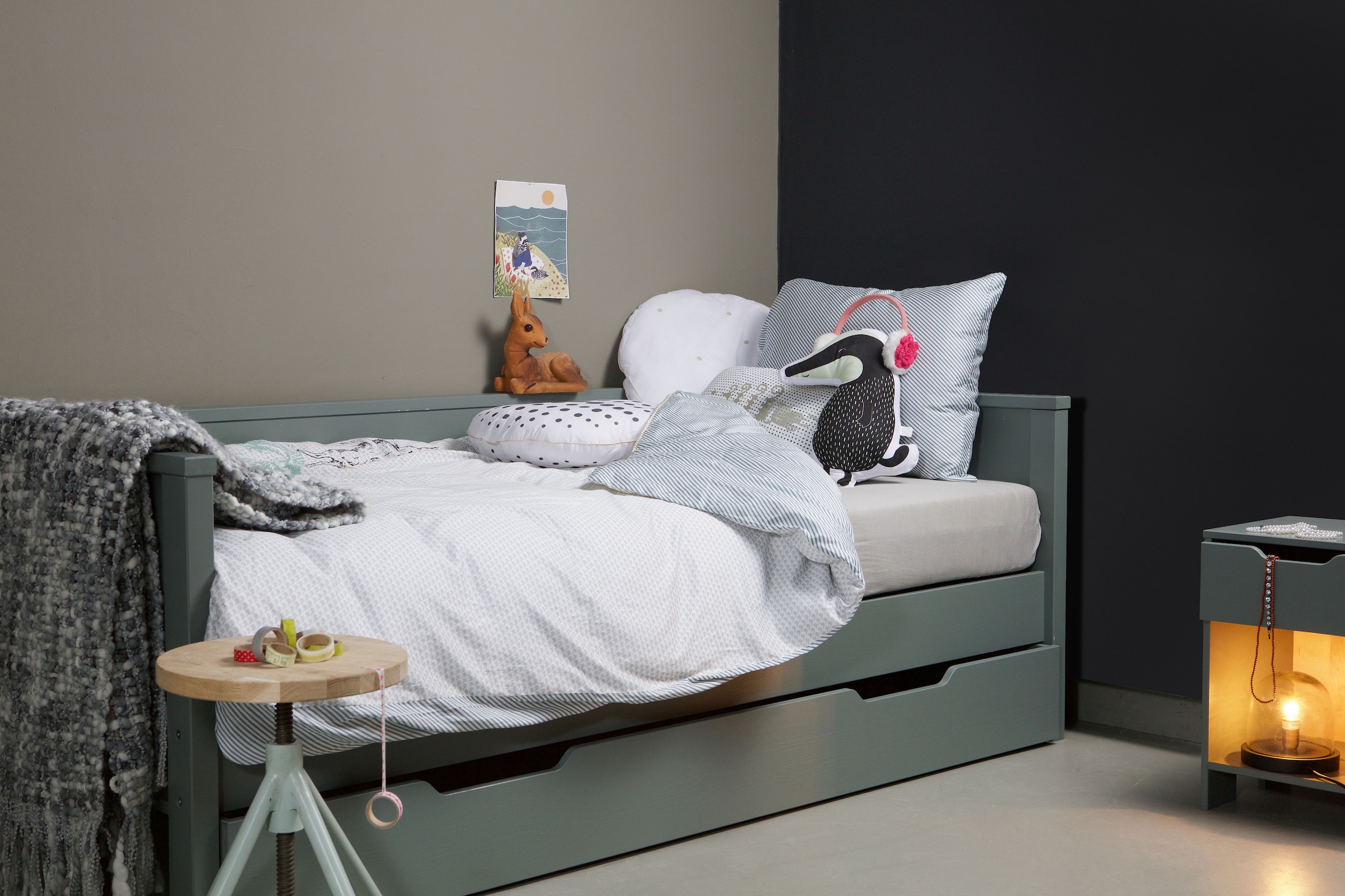WOOOD Bettgestell »Nikki FSC®-Kiefernholz gebürstet, H 73 x B 208 x D 100 cm« Matratzenmaß 90x200 cm, Schublade optional, mit akzentuierter Maserung
