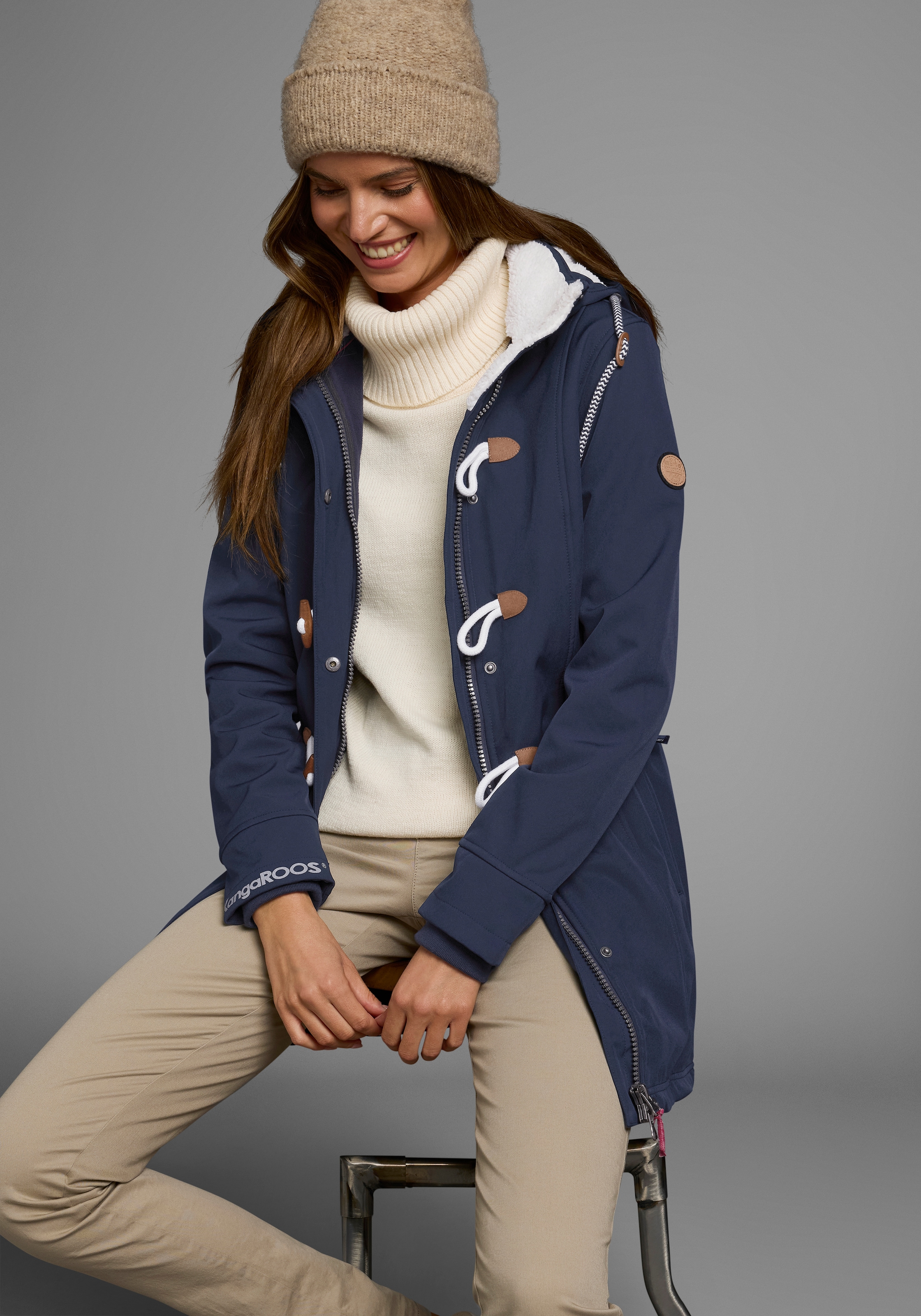 KangaROOS Softshelljacke, mit Kapuze, figurbetonte Passform, normaler Schnitt, mit abnehmbarer Kapuze