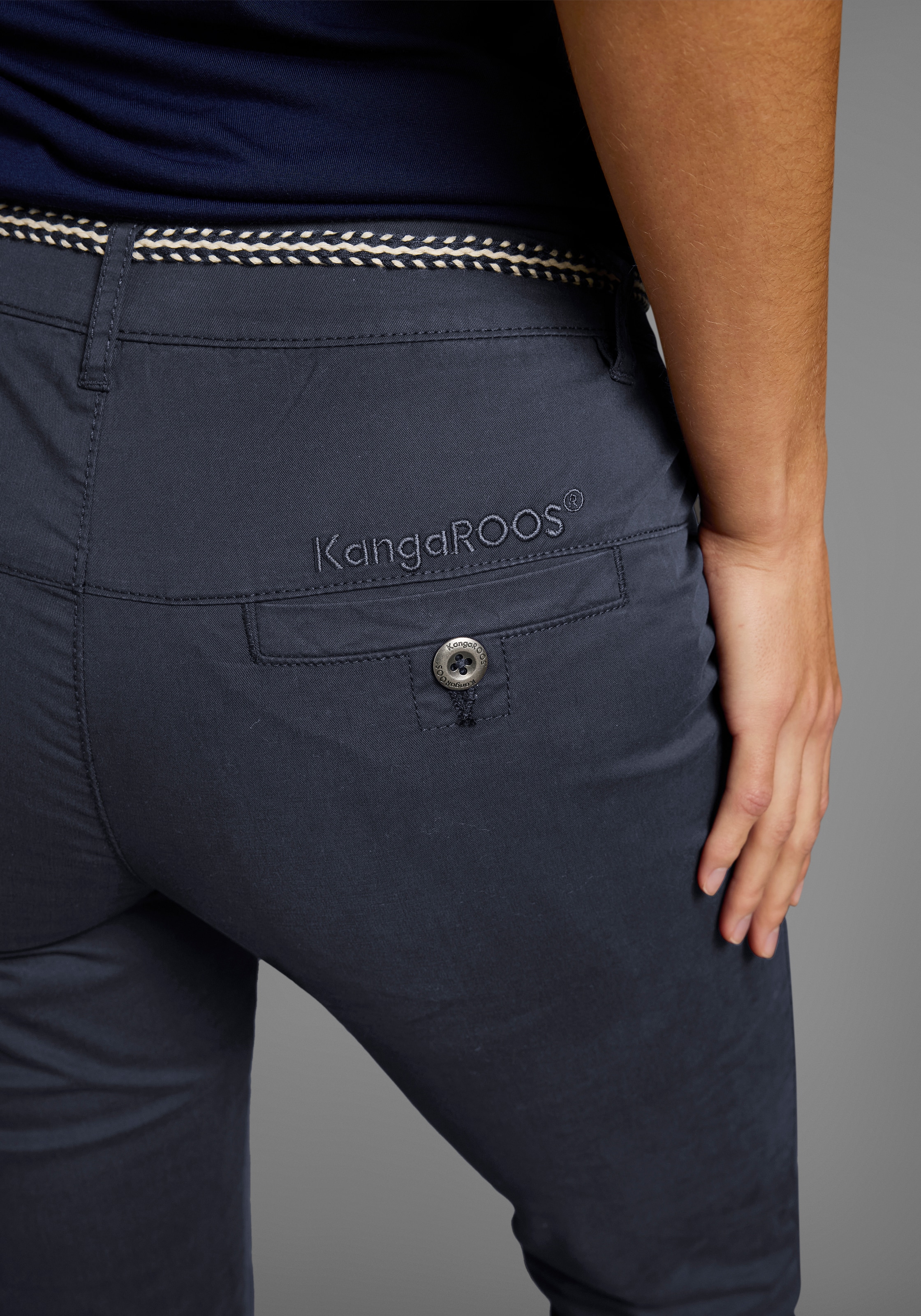 KangaROOS Chinohose, (Set, 2 tlg., mit Gürtel), in schmaler Form, mit Kordel zu binden