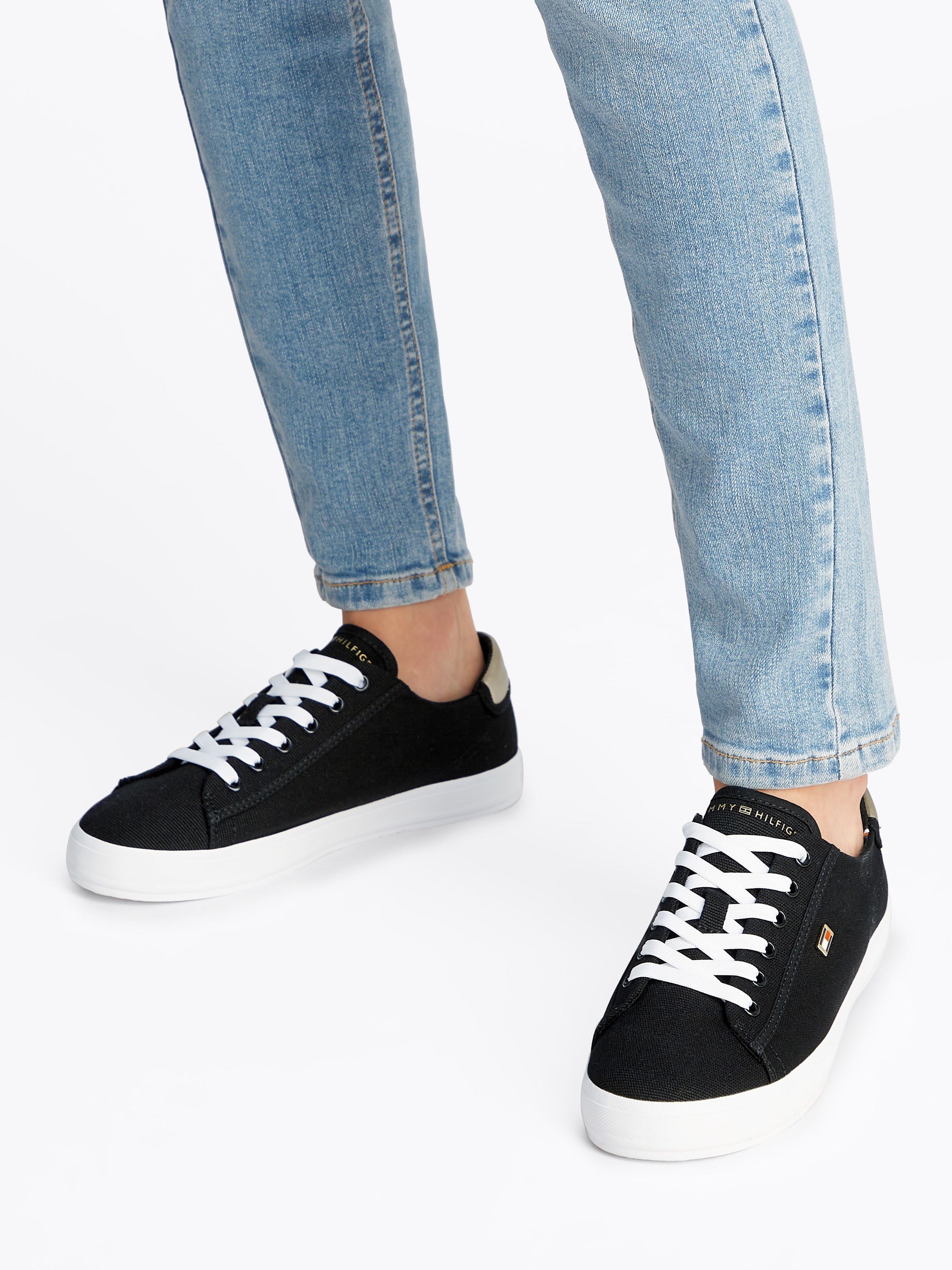 Tommy Hilfiger Plateausneaker »VULC CANVAS LACE UP SNEAKER«, Freizeitschuh, Halbschuh, Schnürschuh, in schmaler Form