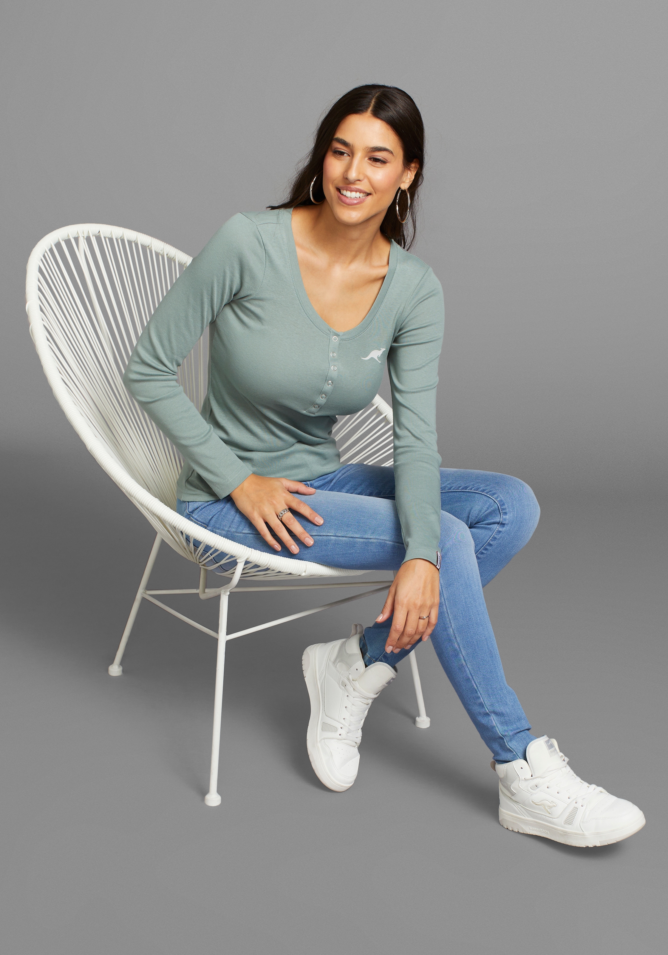 KangaROOS Langarmshirt, krempelbare Ärmel, figurbetonter Schnitt, mit Logodruck