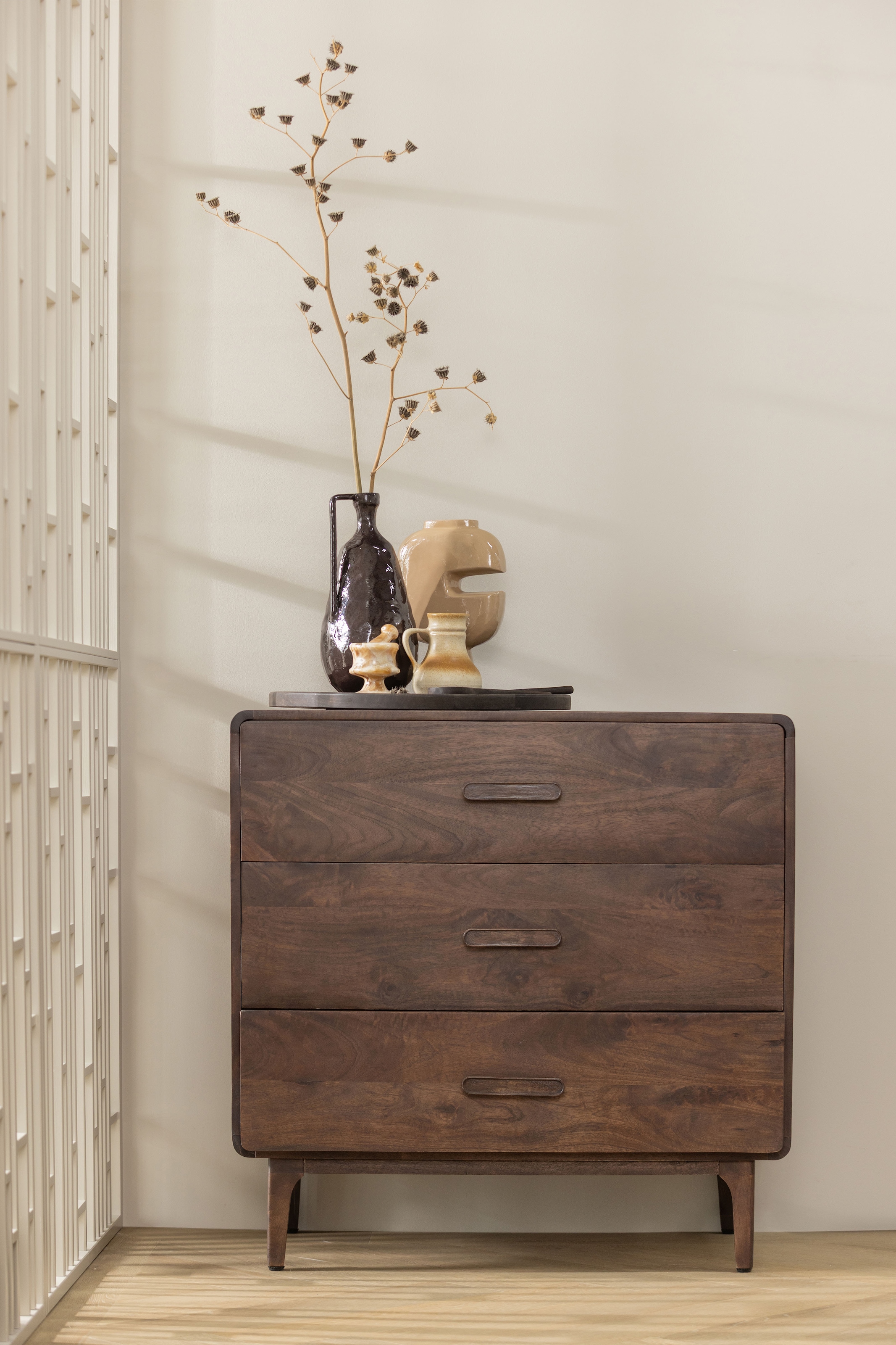 WOOOD Sideboard »Liya mit Massivmangoholz undDämpfung Funktion, B 90 x T 50 x H 90 cm« Spielerische Griffgestaltung, Tragkraft 15–25 kg pro Schublade