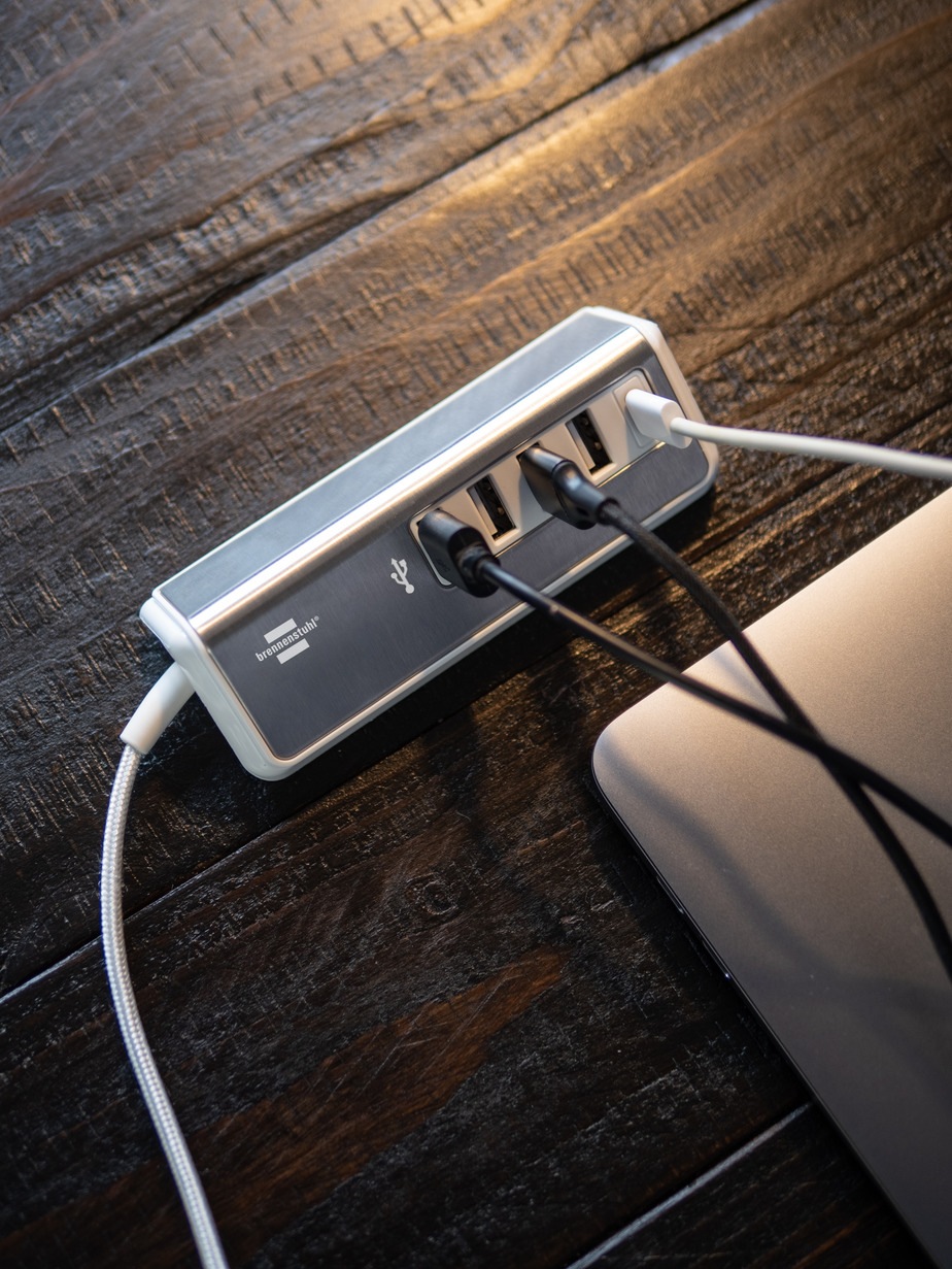 Brennenstuhl USB-Ladegerät, mit Schnellladefunktion, 1x USB C Power Delivery und 4x USB-Ladebuchse