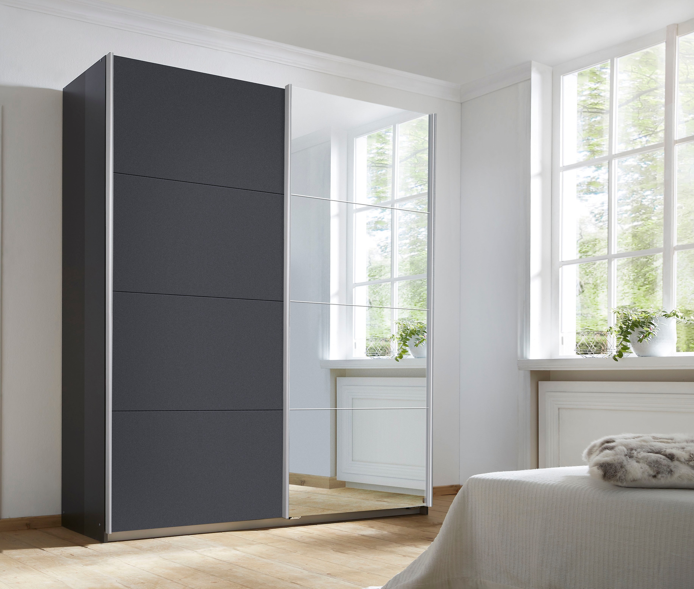 INOSIGN BY RAUCH Schwebetürenschrank »Kleiderschrank Schrank Garderobe Schlafzimmerschrank THANOS«, (in 3 verschiedenen Ausstattungen BASIC/CLASSIC/PREMIUM), Optional mit Spiegel, Metall-Griffleisten alufarben MADE IN GERMANY