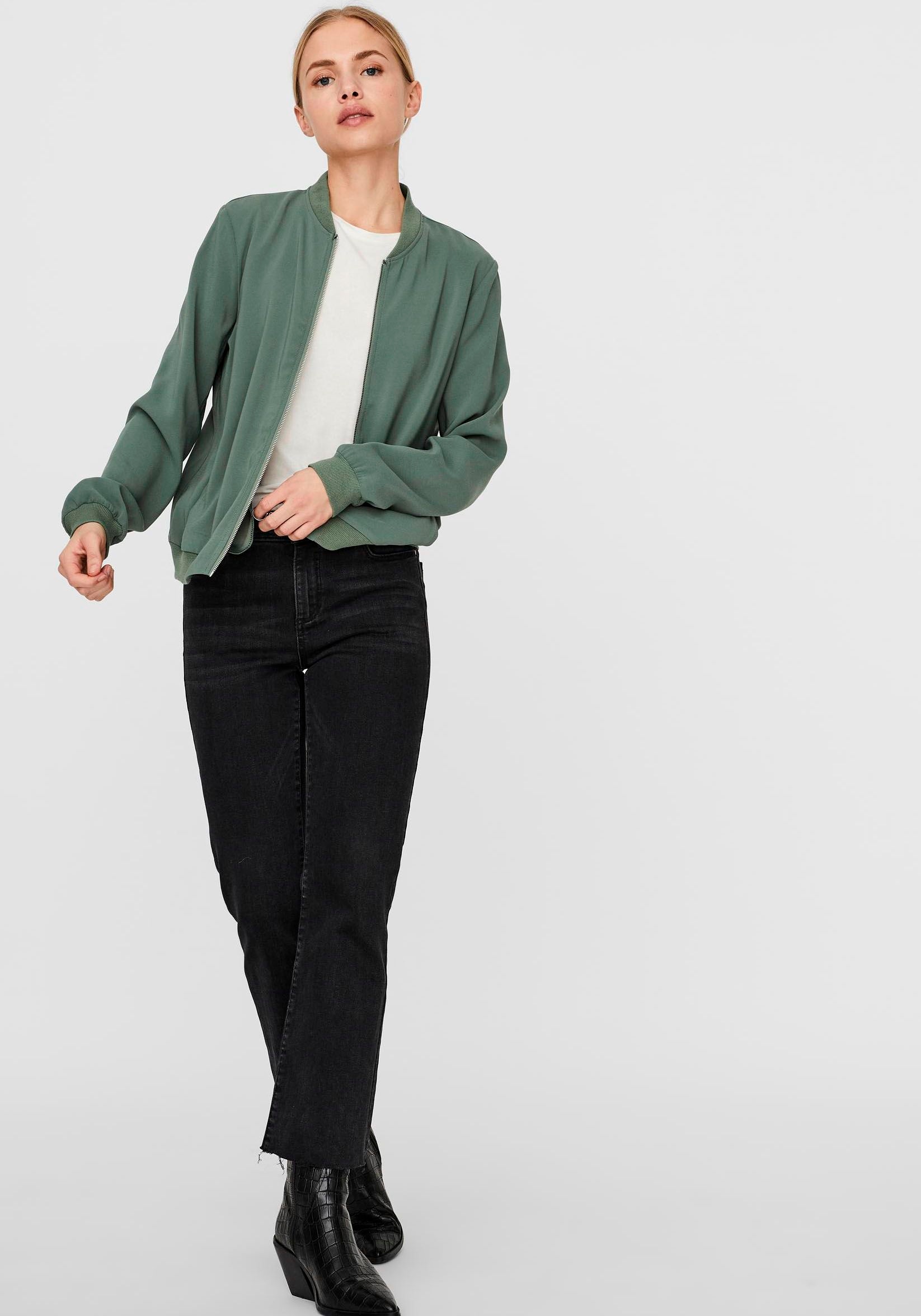 Vero Moda Bomberjacke »VMCOCO L/S BOMBER«, in modisch kurzer Form