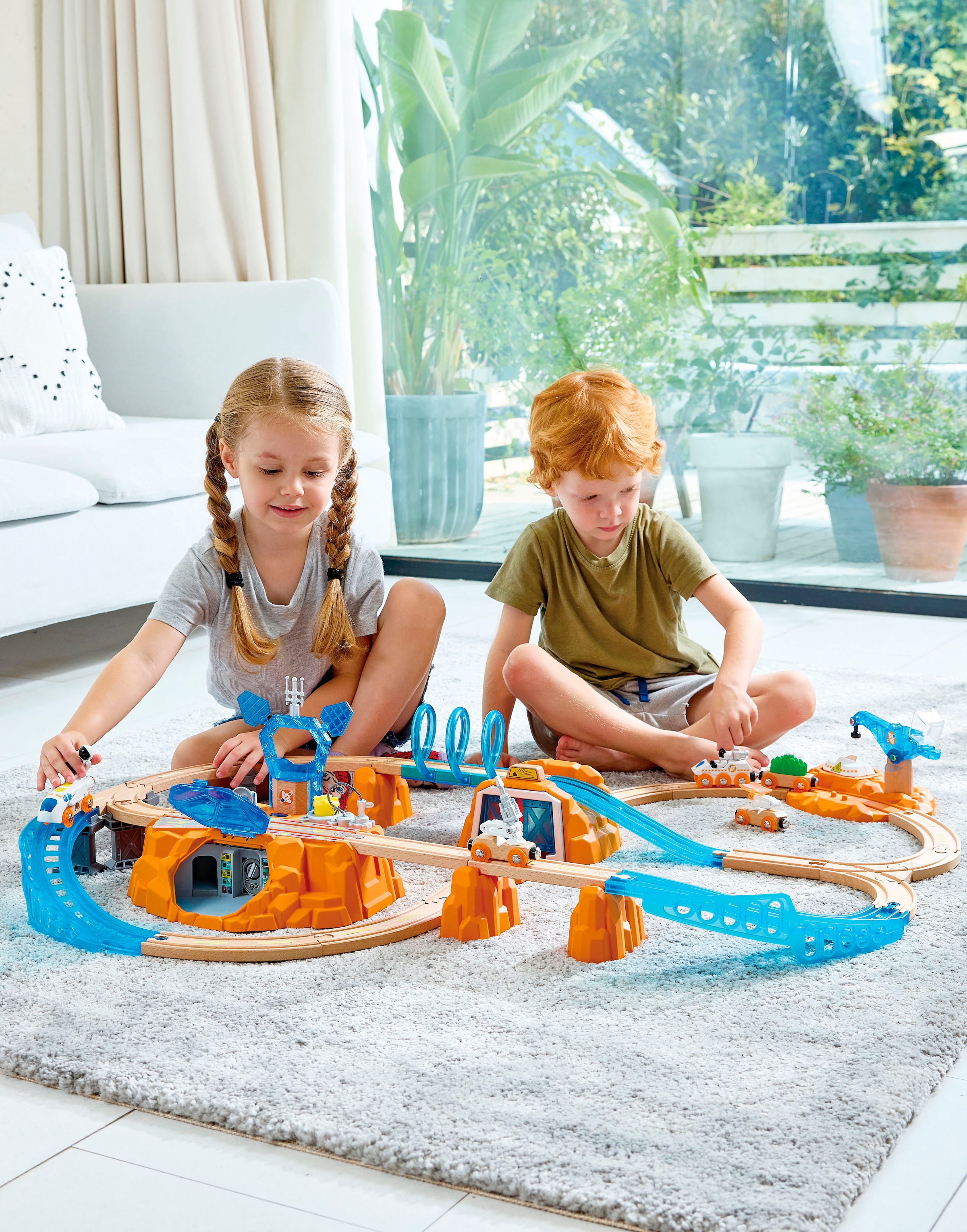 Hape Spielzeug-Eisenbahn »Zugset - Mars-Erkundung«, (48 tlg.), mit Licht und Sound