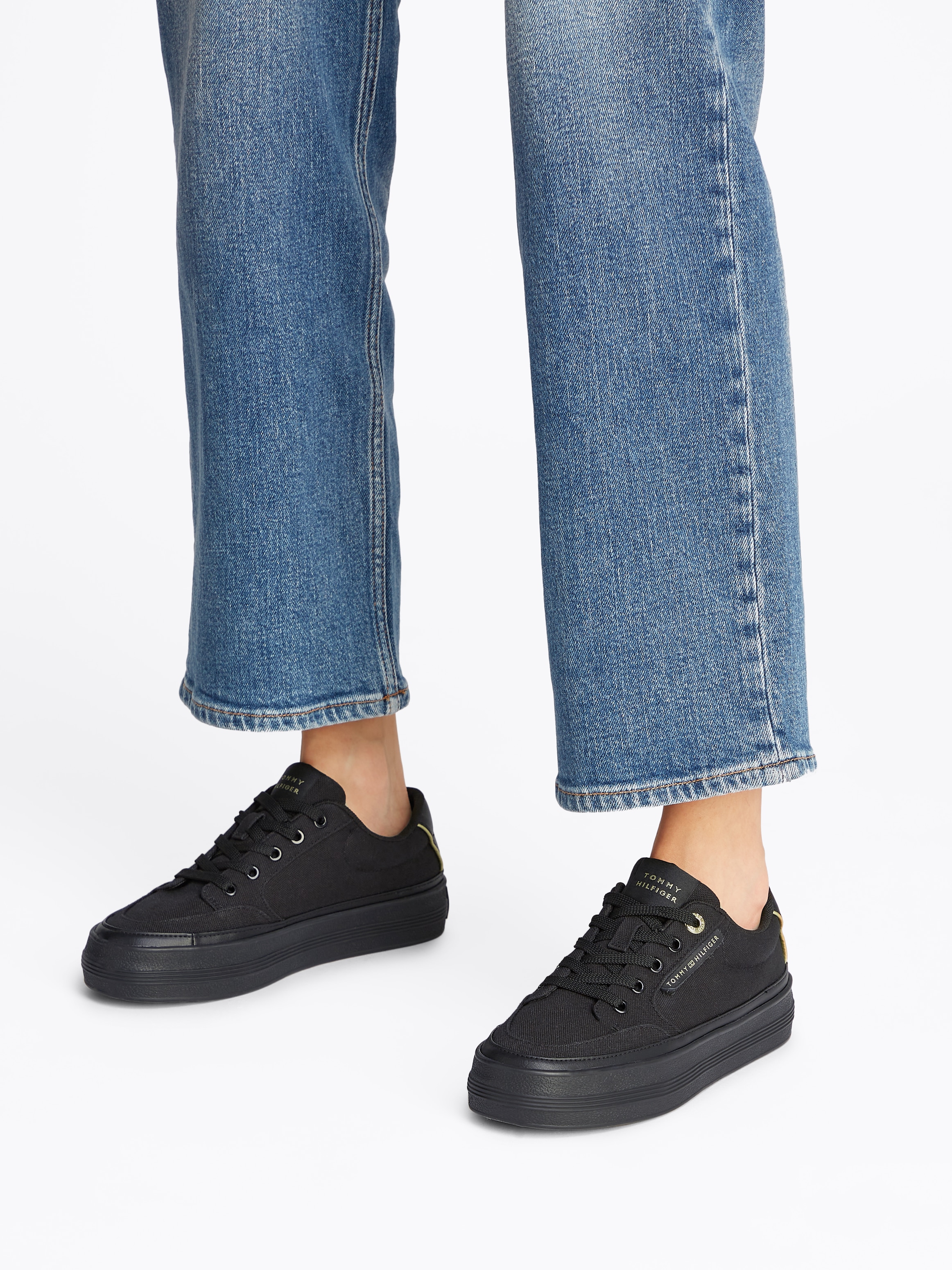 Tommy Hilfiger Plateausneaker »ESSENTIAL VULC TEXTILE SNEAKER«, Freizeitschuh, Halbschuh, Schnürschuh mit goldfarbenen Details
