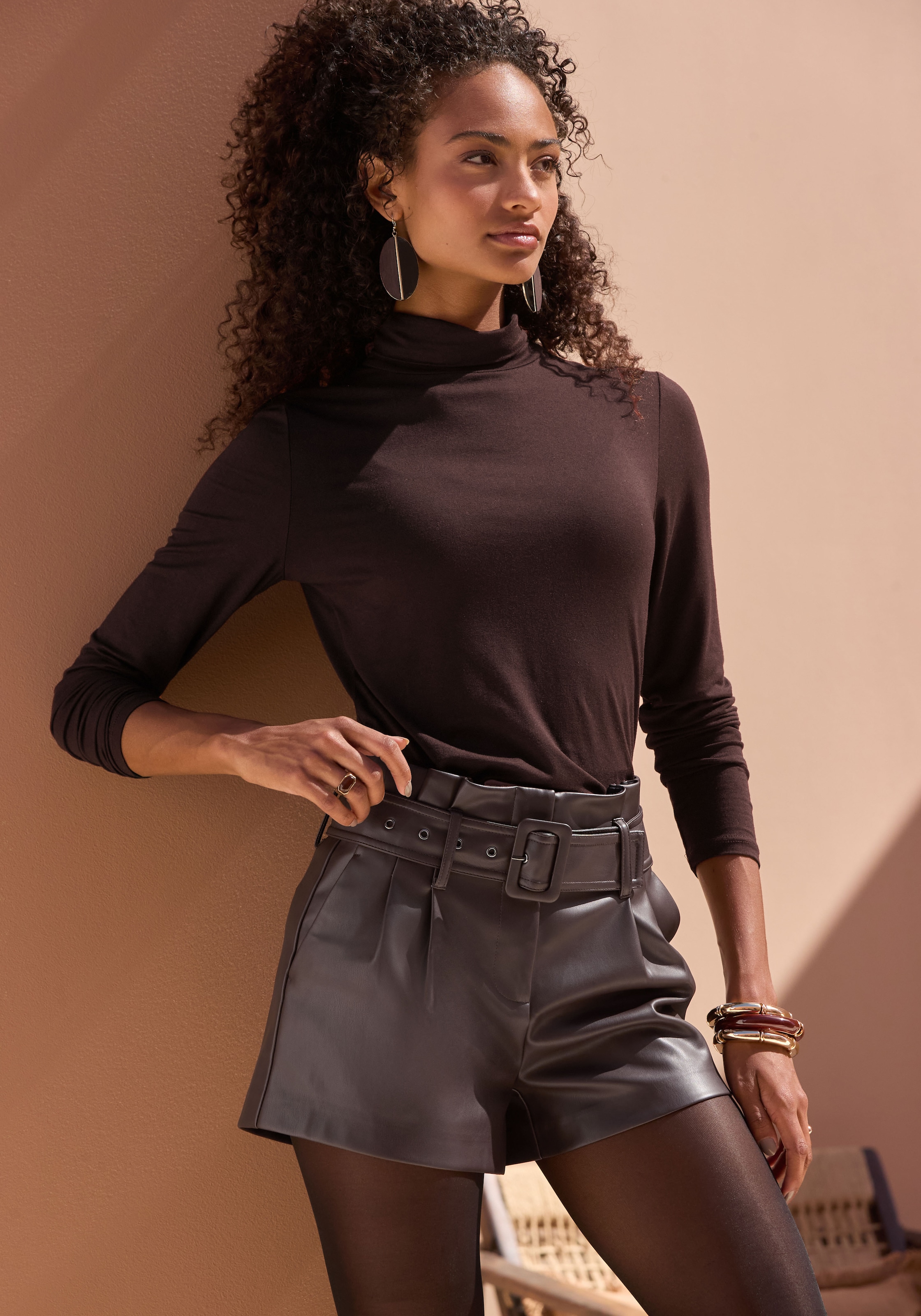 LASCANA Shorts »aus angenehmen Lederimitat«  Kunstleder Shorts, elegant, modisch, Sommerhose