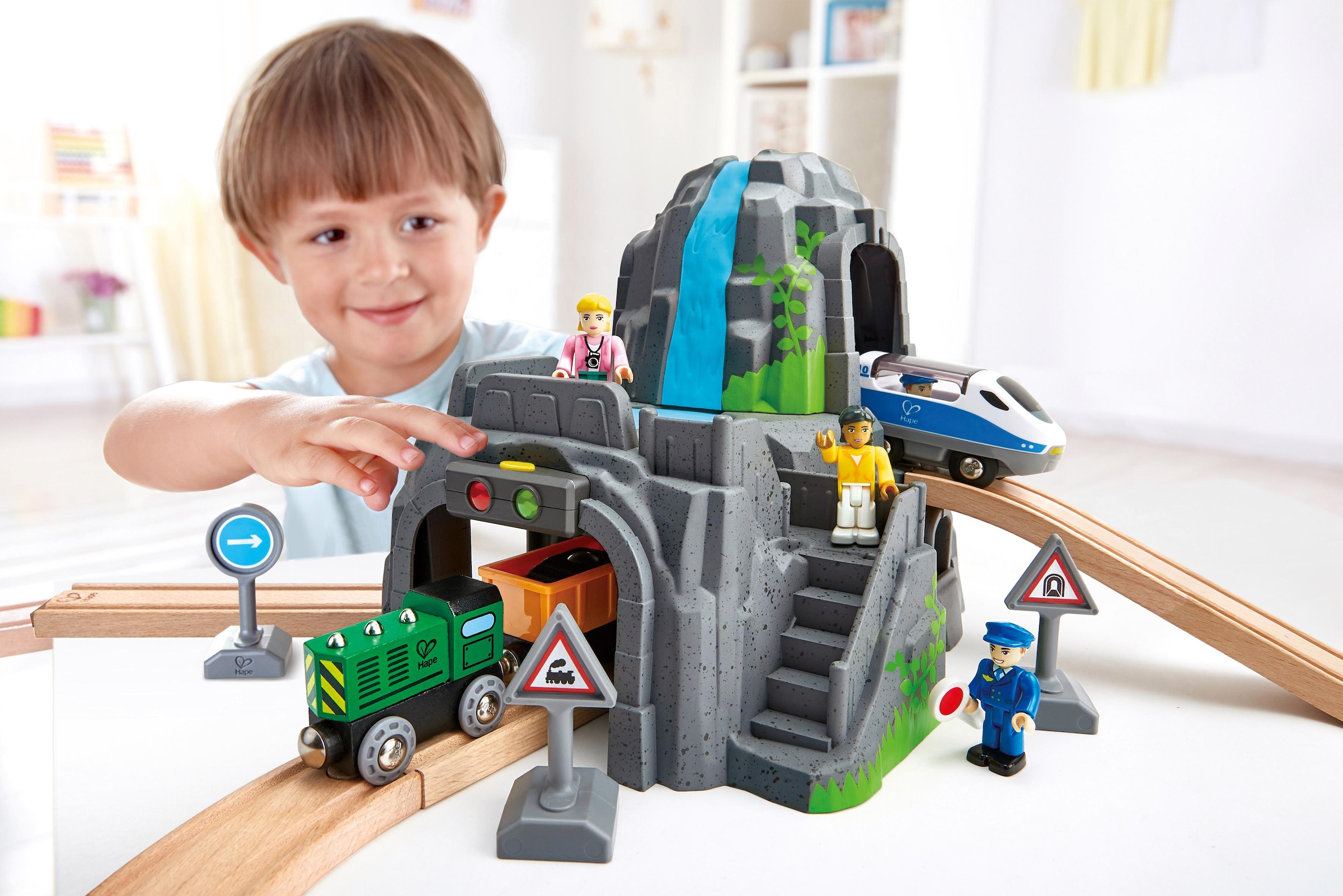 Hape Spielzeug-Eisenbahn »Tunnelkombination mit Licht und Sound«
