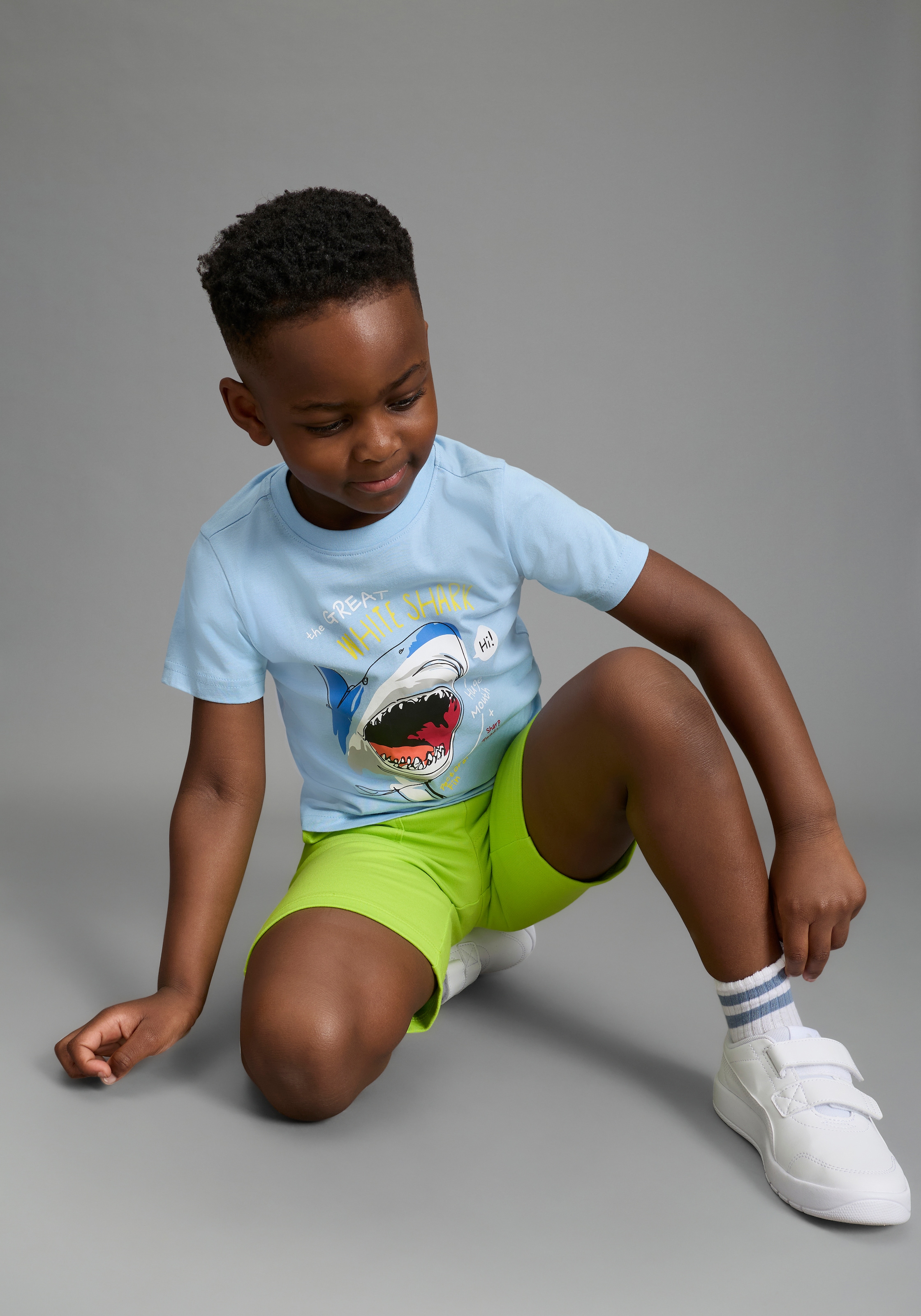 KIDSWORLD T-Shirt »2er Pack Shirts mit Hai Motiven für kleine Jungen« Packung, 2, 2 tlg. modischer Stil, mit Rundhalsausschnitt, Kurzarm, bedruckt