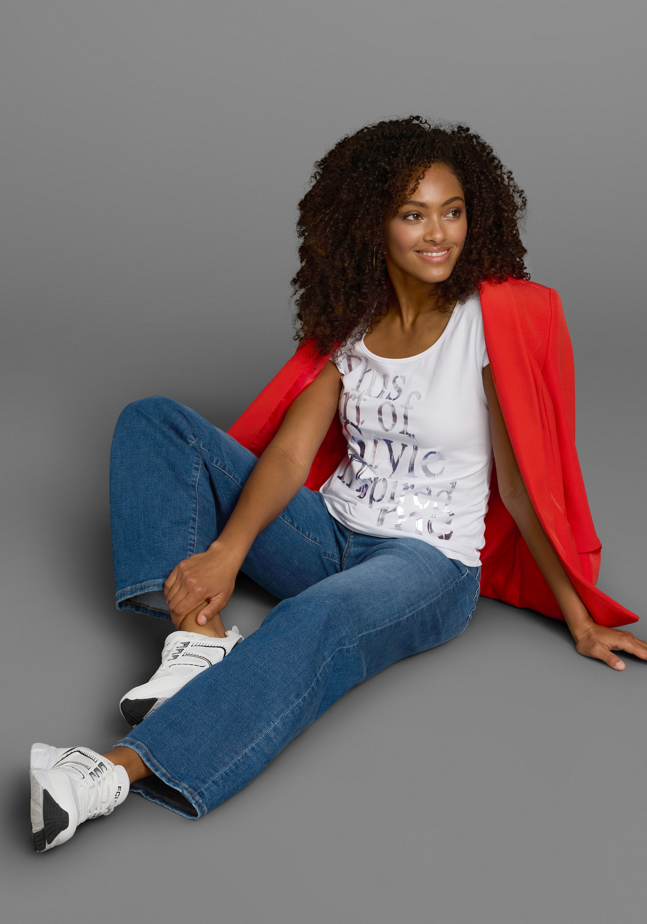 Laura Scott T-Shirt sehr figurbetonte Passform, mit Rundhalsausschnitt