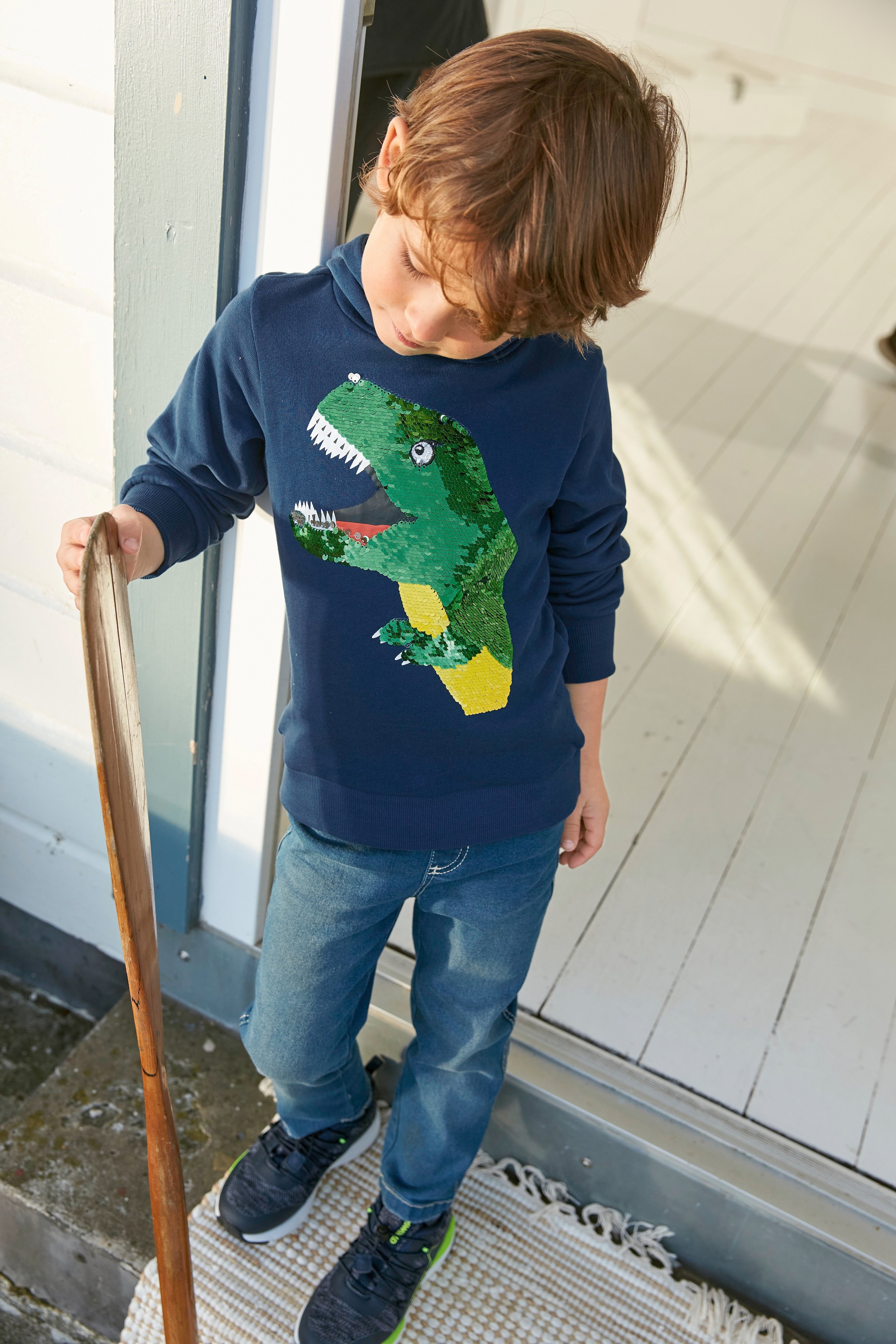 KIDSWORLD Kapuzensweatshirt »mit tollem Dino aus Wendepailletten«, Langarm, Basic-Passform, bedruckt, aus 100% Baumwolle