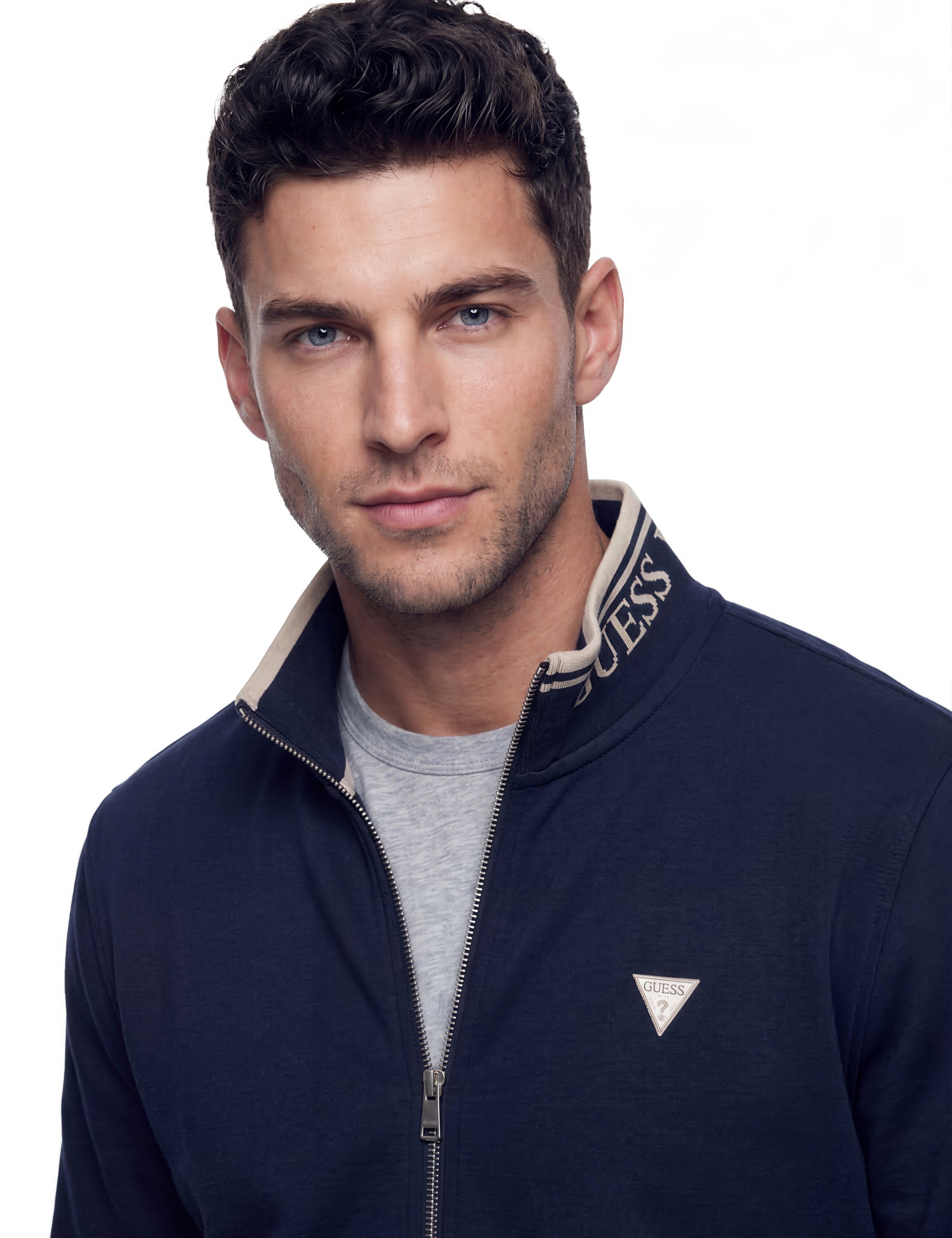 Guess Sweatjacke »FULL ZIP-UP TRUCKER« Stehkragen mit GUESS-Schriftzug, Kängurutasche