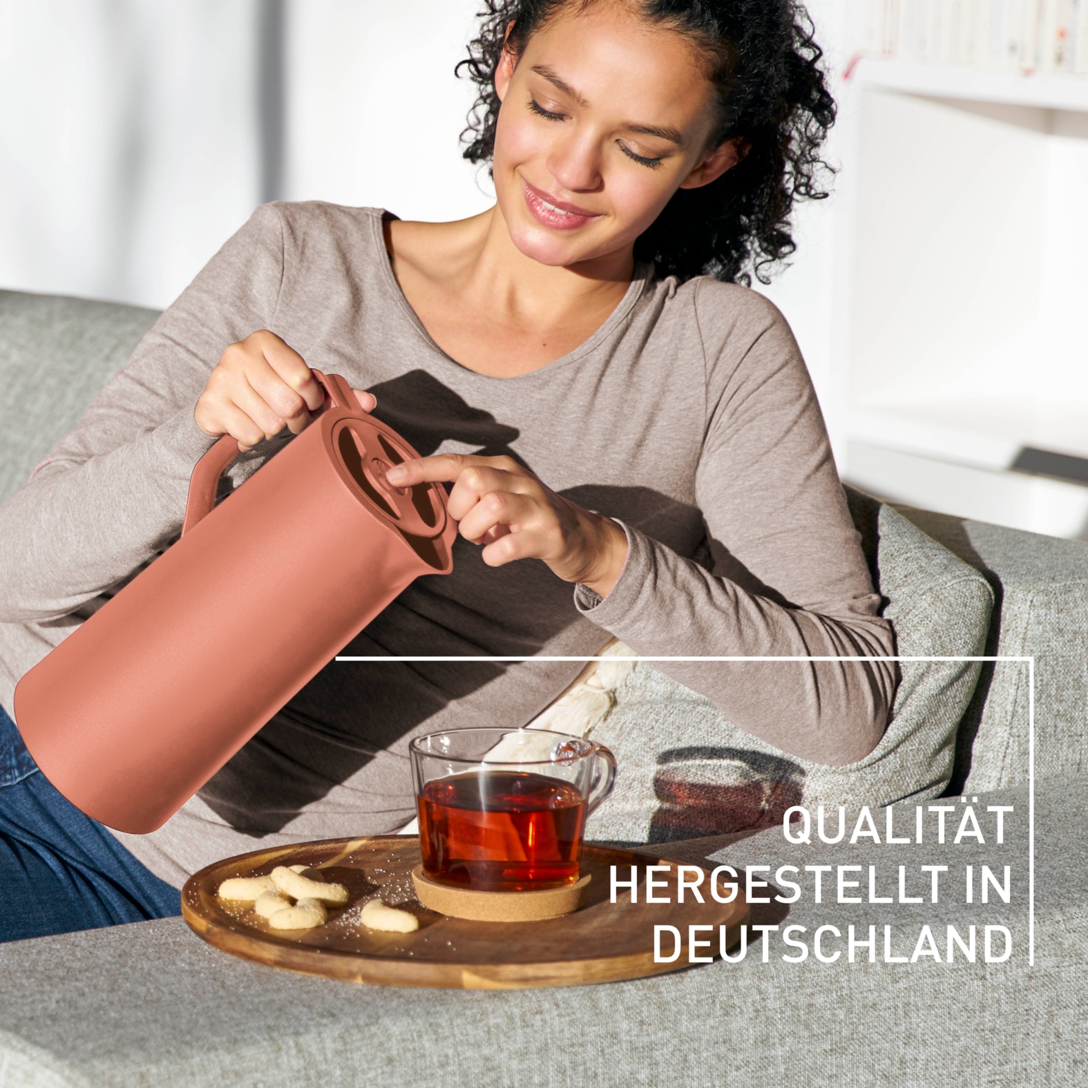 Emsa Isolierkanne »Motiva in modernem Design, 100% auslaufsicher, Made in Germany«, 1 l, (doppelwandiger Glasisolierkolben, bis zu 12h warm/24h kalt), Quick-Press-Deckel, Einhandbedienung, ergonomischer Schraubdeckel