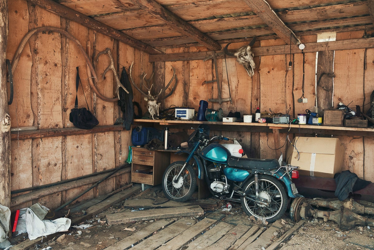 Papermoon Fototapete »Motorrad in Schuppen« günstig online kaufen