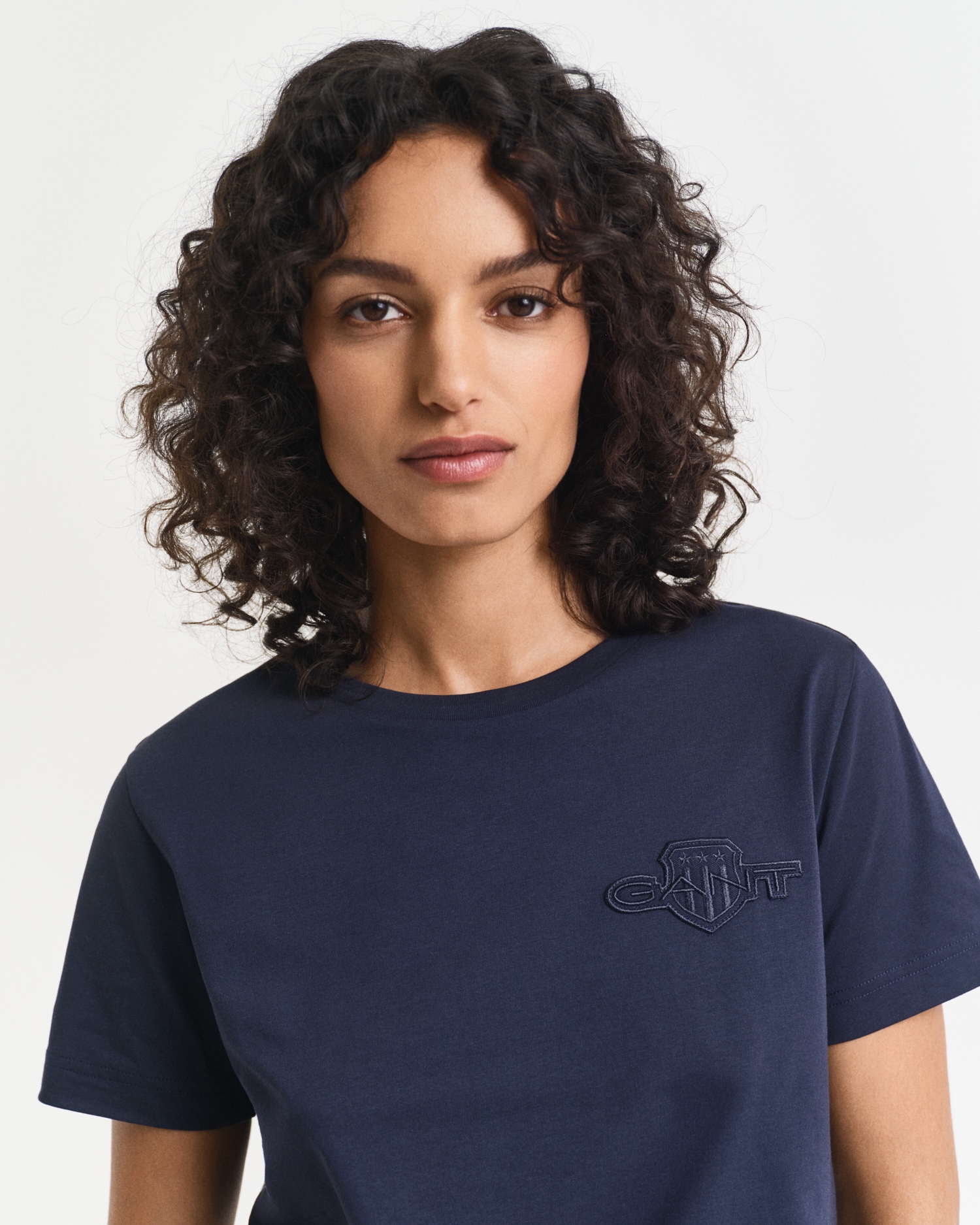 Gant T-Shirt »REG TONAL SHIELD SS T-SHIRT« Rundhals, Ton in Ton Stickerei