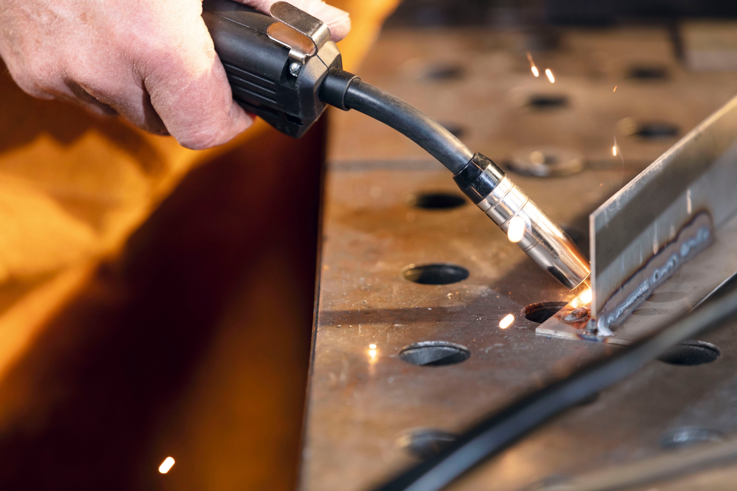 Scheppach Elektroschweißgerät »WSE4000«, MIG, MMA, TIG, 120A, inkl. 2 Schweißdüsen, Schweißschirm, Drahtbürste