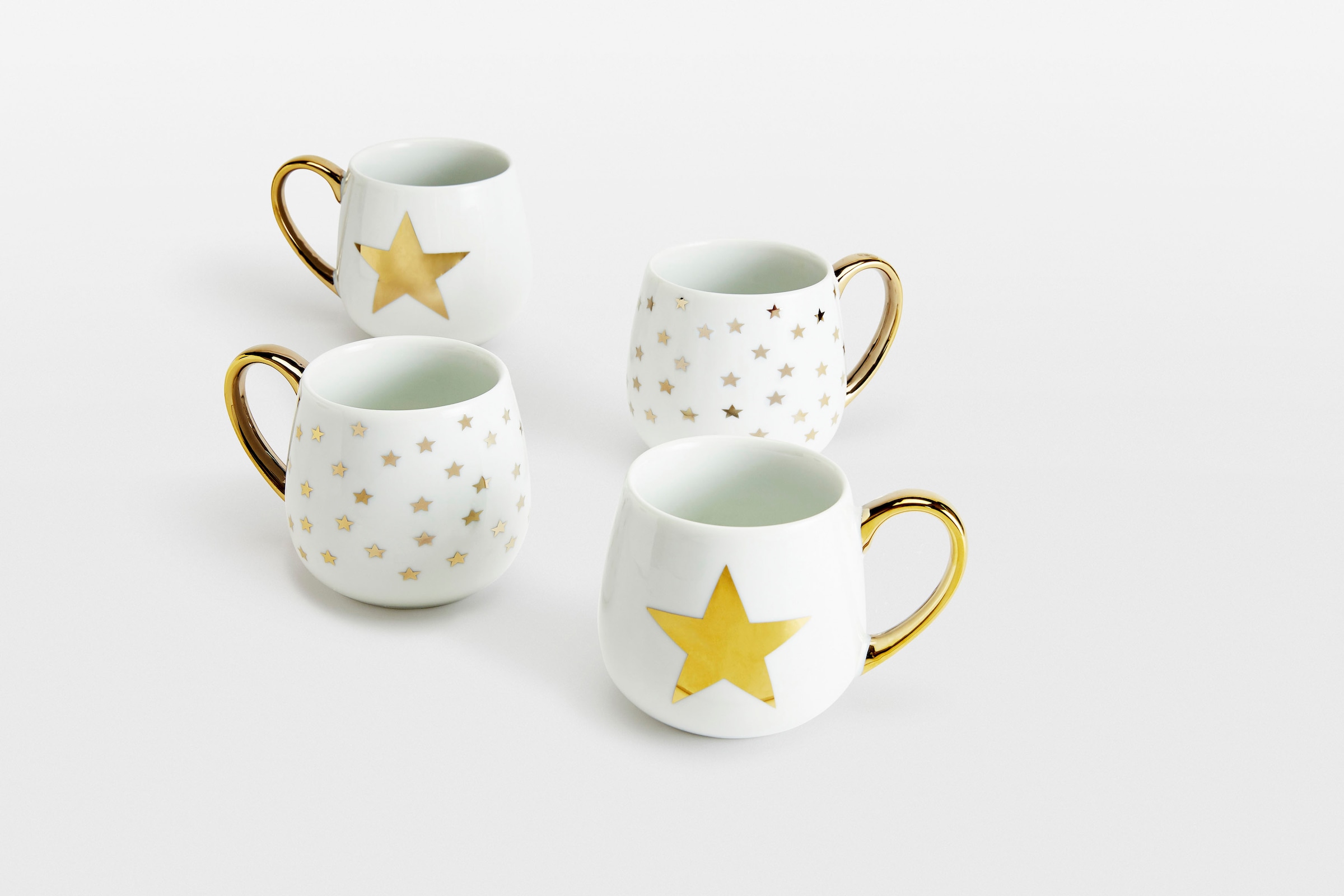 Retsch Arzberg Becher »GOLD STAR«, (Set, 4 tlg., 4 Trink-/Henkelbecher ca. 370ml für Kaffee, Tee, Kakao, Glühwein etc.), zwei verschiedenen goldenen Sterndekoren im Set sortiert, 4-teilig