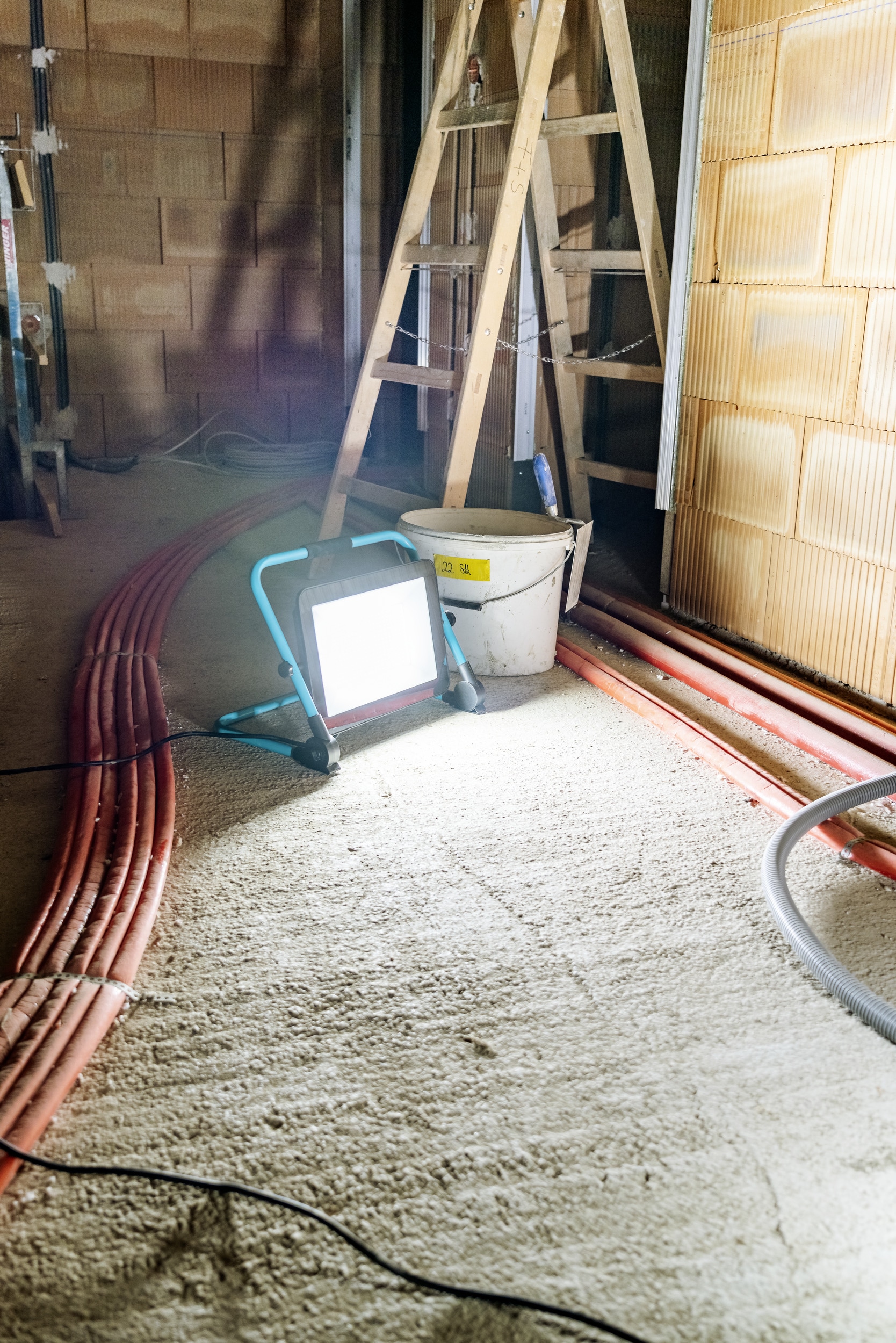 EGLO Deckenstrahler »AVELAR Strahler - Alu, Kunststoff - LED - 200W - IP65« LED-Modul 1 Stk. Neutralweiß LED Baustrahler, Arbeitsleuchte, Arbeitsscheinwerfer, L36xB22xH38 cm