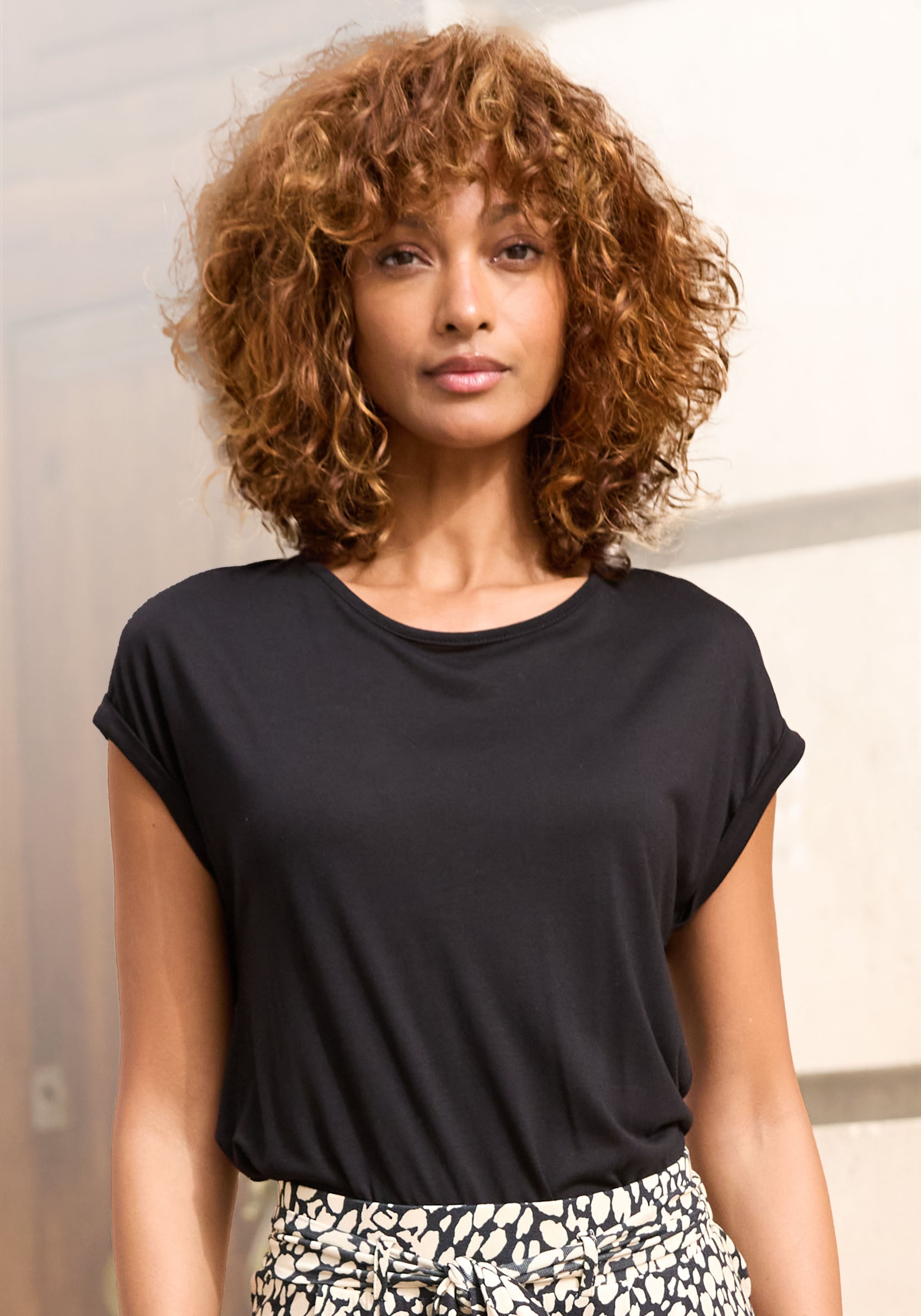 LASCANA Kurzarmshirt mit Rundhalsausschnitt, Jerseyware, Ärmelaufschlag, Basic