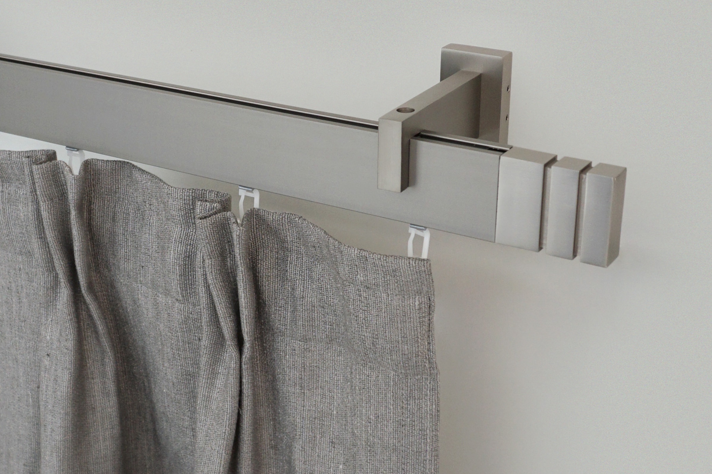 GARESA Gardinenstange »FLAT«, 1 läufig-läufig, Wunschmaßlänge, Rechteckprofil, Wandmontage, perfekter Lauf, modern, verlängerbar