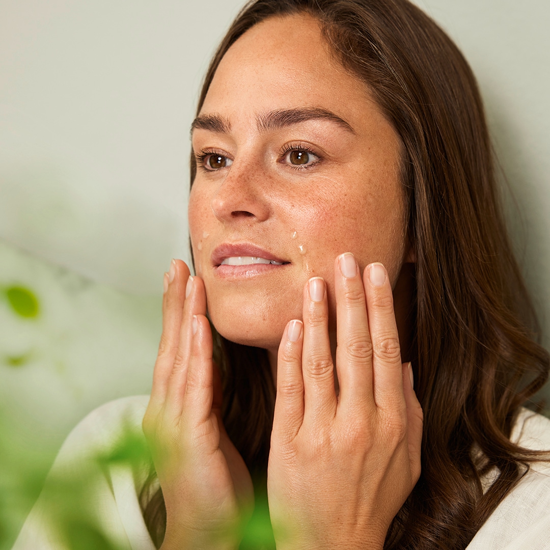 WELEDA Gesichtsserum »Weleda Straffendes Serum Granatapfel & Maca-Peptide«