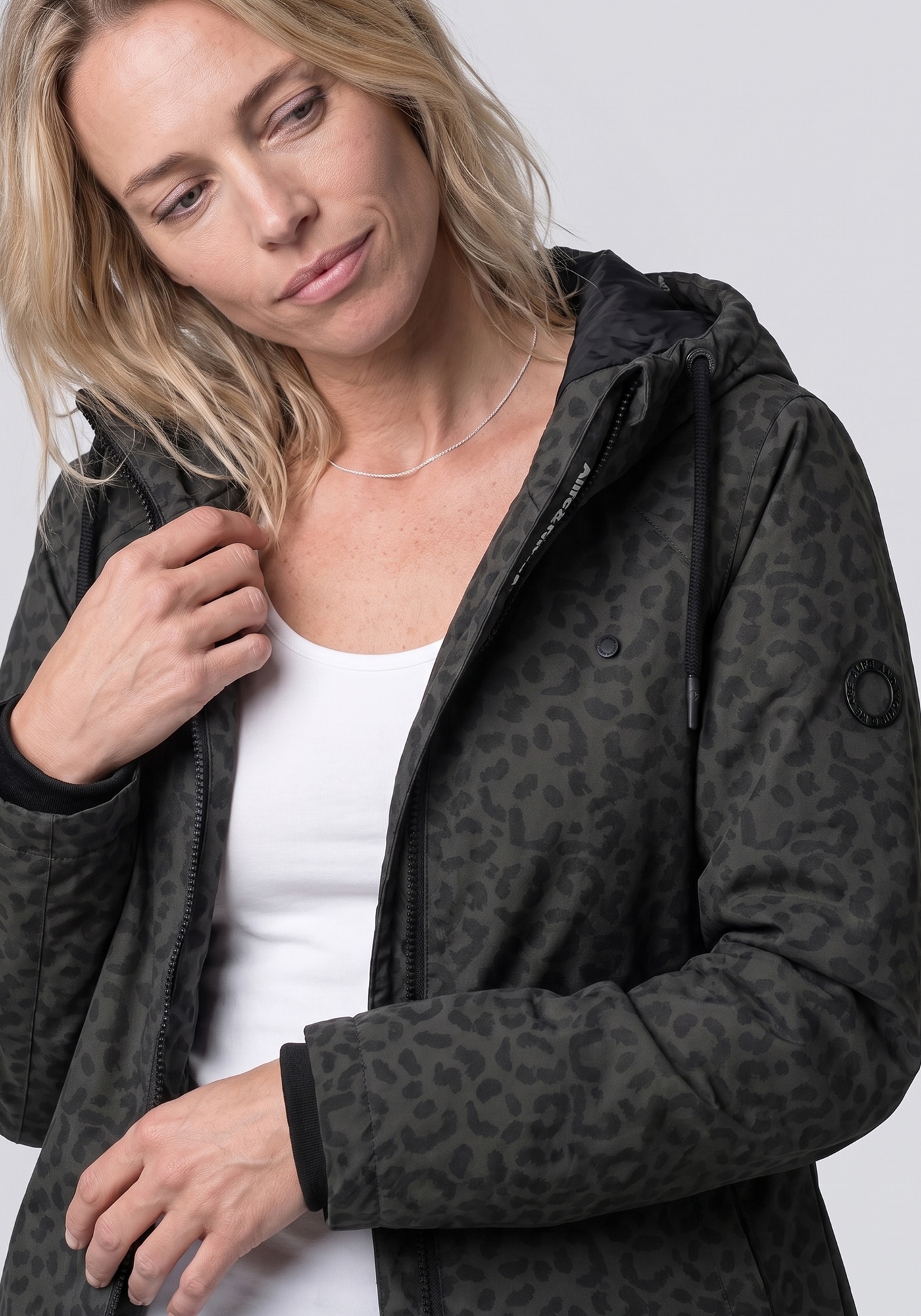 Alife & Kickin Outdoorjacke »LILOUAKB« mit Kapuze aus Polyester, wasserabweisend, normale Passform, mit Reißverschluss