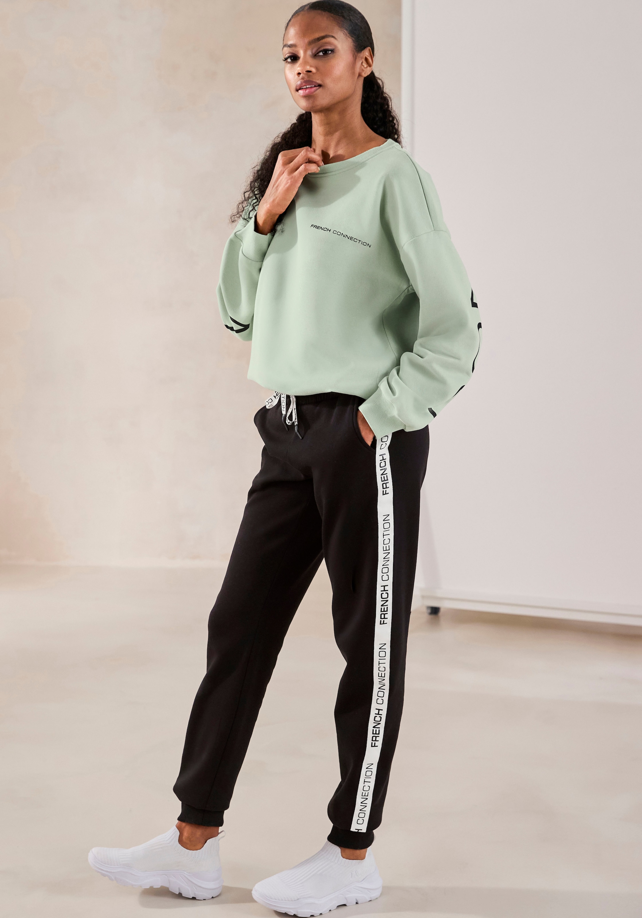 French Connection Sweathose, mit seitlichen Kontraststreifen und Logodruck