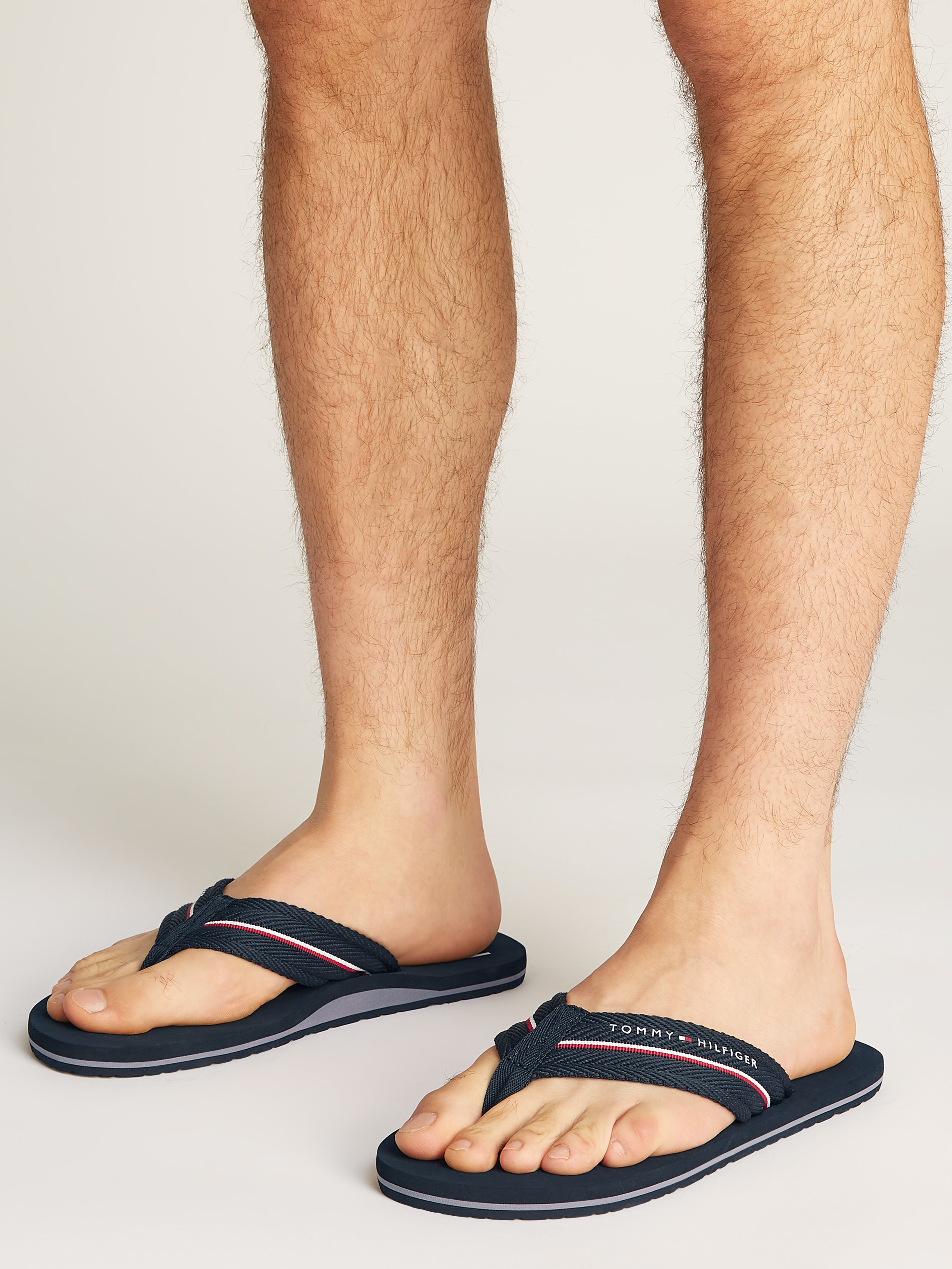 Tommy Hilfiger Zehentrenner »TOMMY HILFIGER WEB BEACH SANDAL«, Sommerschuh, Badeschuh mit Logoschriftzug