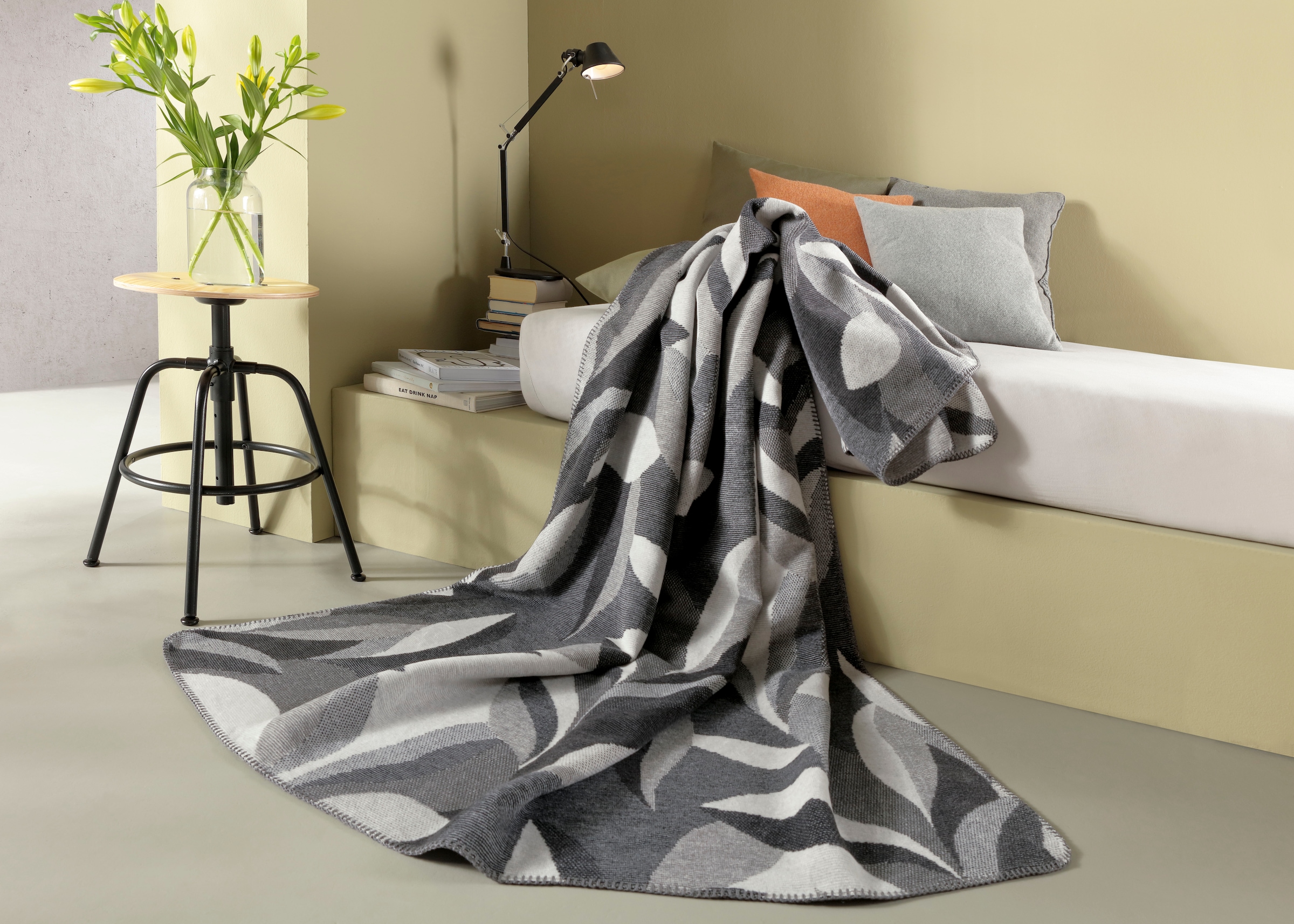 Biederlack Wohndecke »Dark Nature«, mit floralem Blättermuster, mit Zierstich