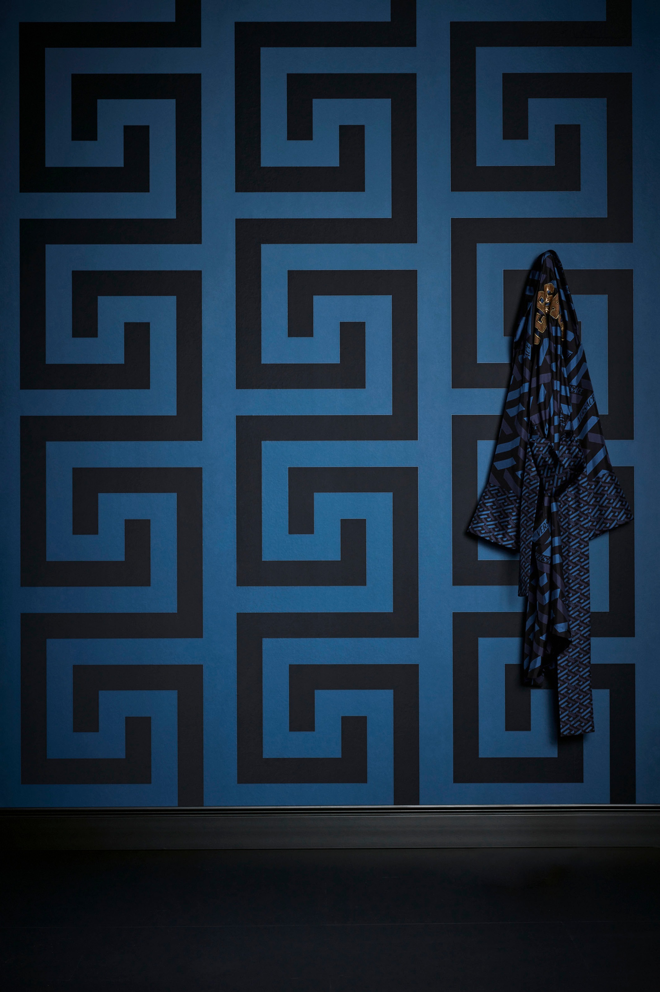 Versace Vliestapete »Wallpaper Versace 5 Mäander«, glänzend-metallic-Metall-Effekte, Designertapete Tapeten Wohnzimmer Schlafzimmer Küche Flur Design Optik