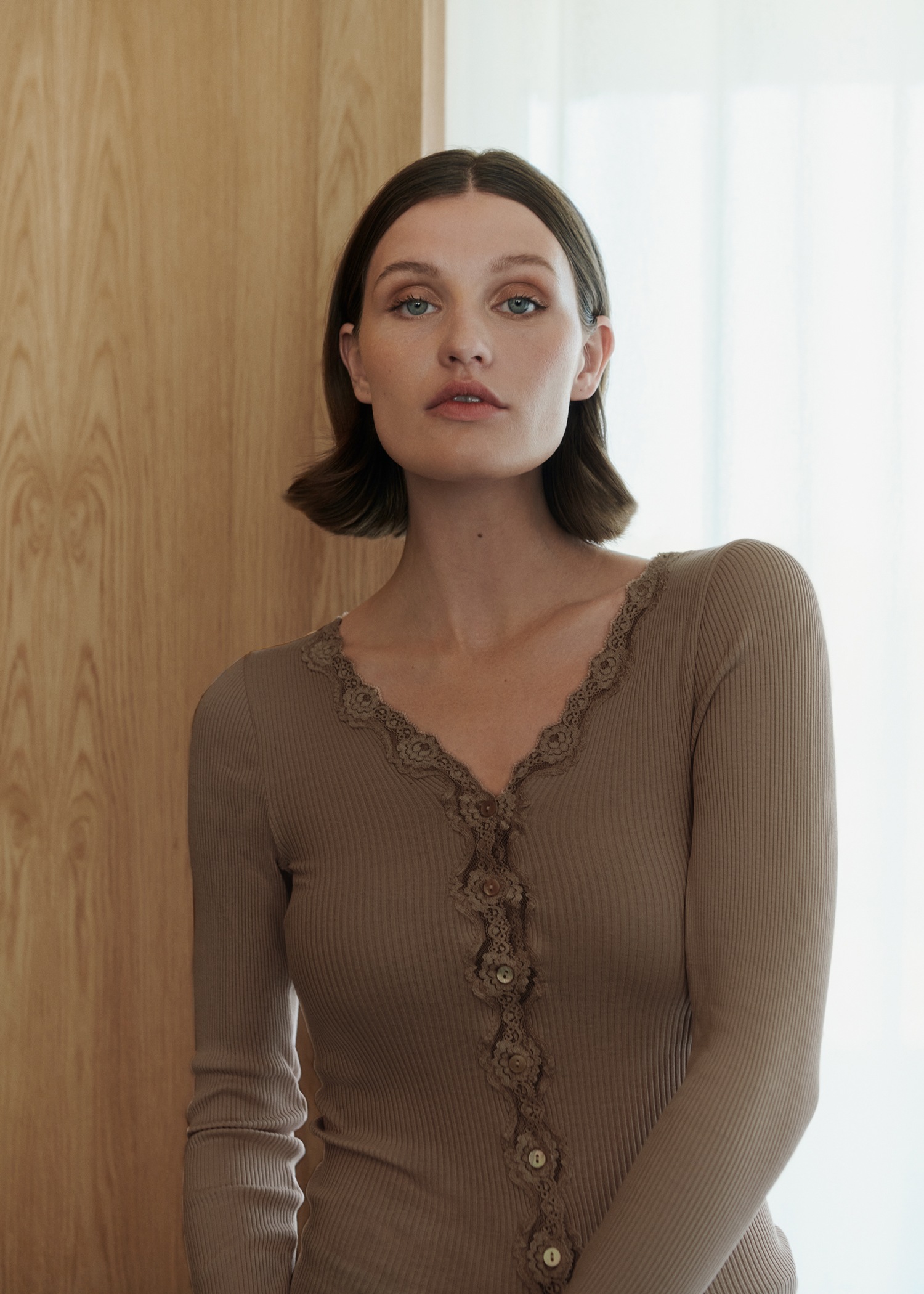 rosemunde Strickjacke »Babette Silk Cardigan mit Seide« Vintage-Spitzenbesatz, Perlmuttknopfleiste, Langarm, Seidenmix