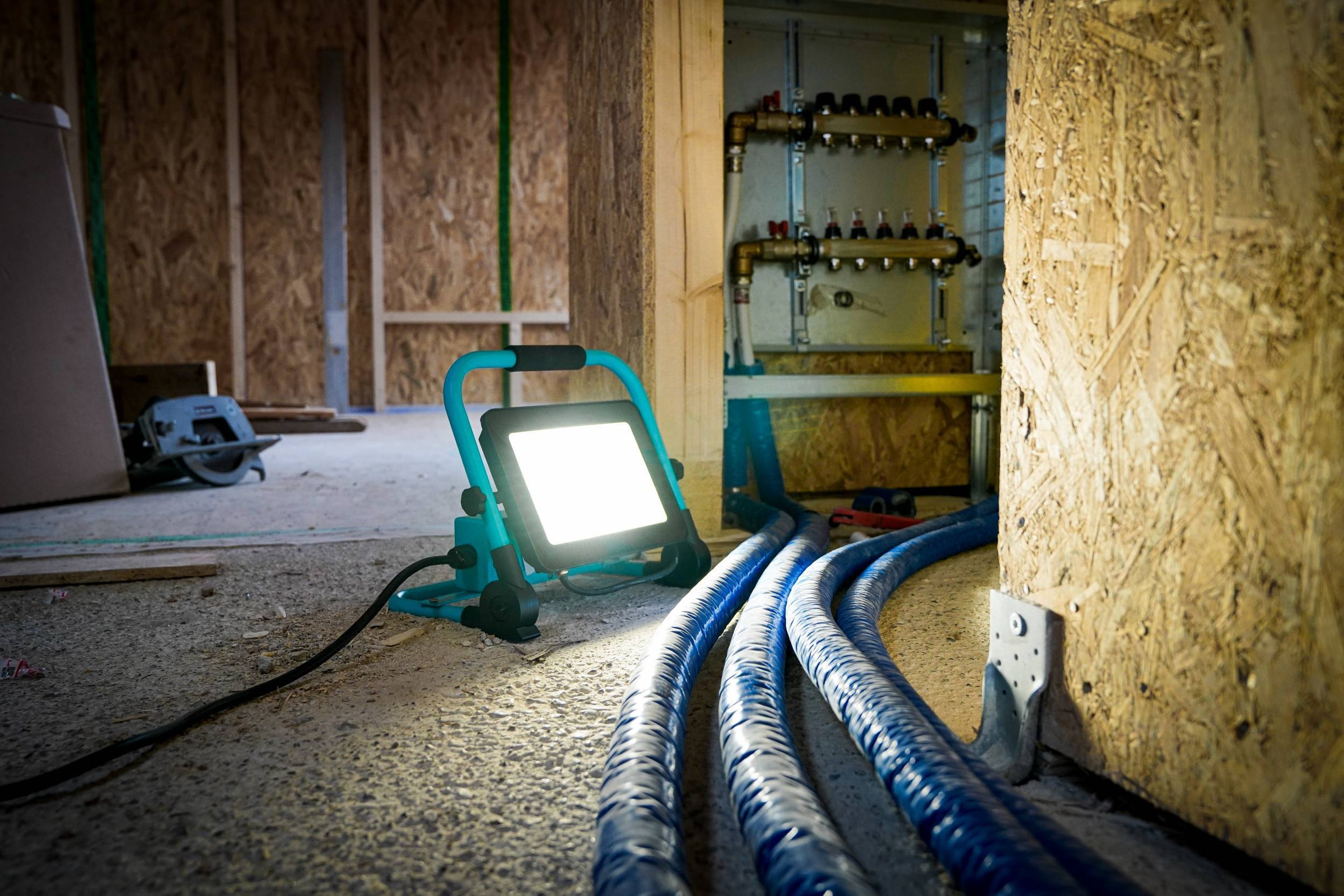 EGLO LED Wandstrahler »Avelar Strahler, tragbare Arbeitsleuchte, Arbeitsscheinwerfer, IP65« LED-Modul 1 Stk. Neutralweiß Stehleuchte - L29,5 x B21,5 x H36,5 cm - schwarz, türkis - 100W inkl.