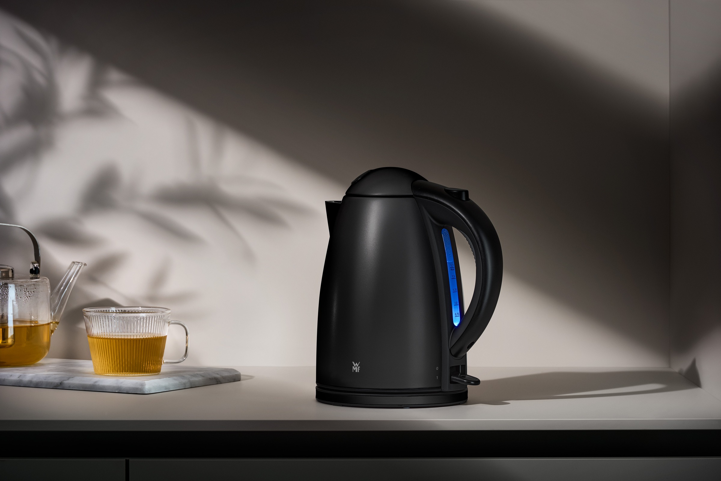WMF Wasserkocher »Stelio Deep Black«, 1,7 l, 2400 W, Cromargan, beleuchtete Wasserstandsanzeige, 2400 Watt