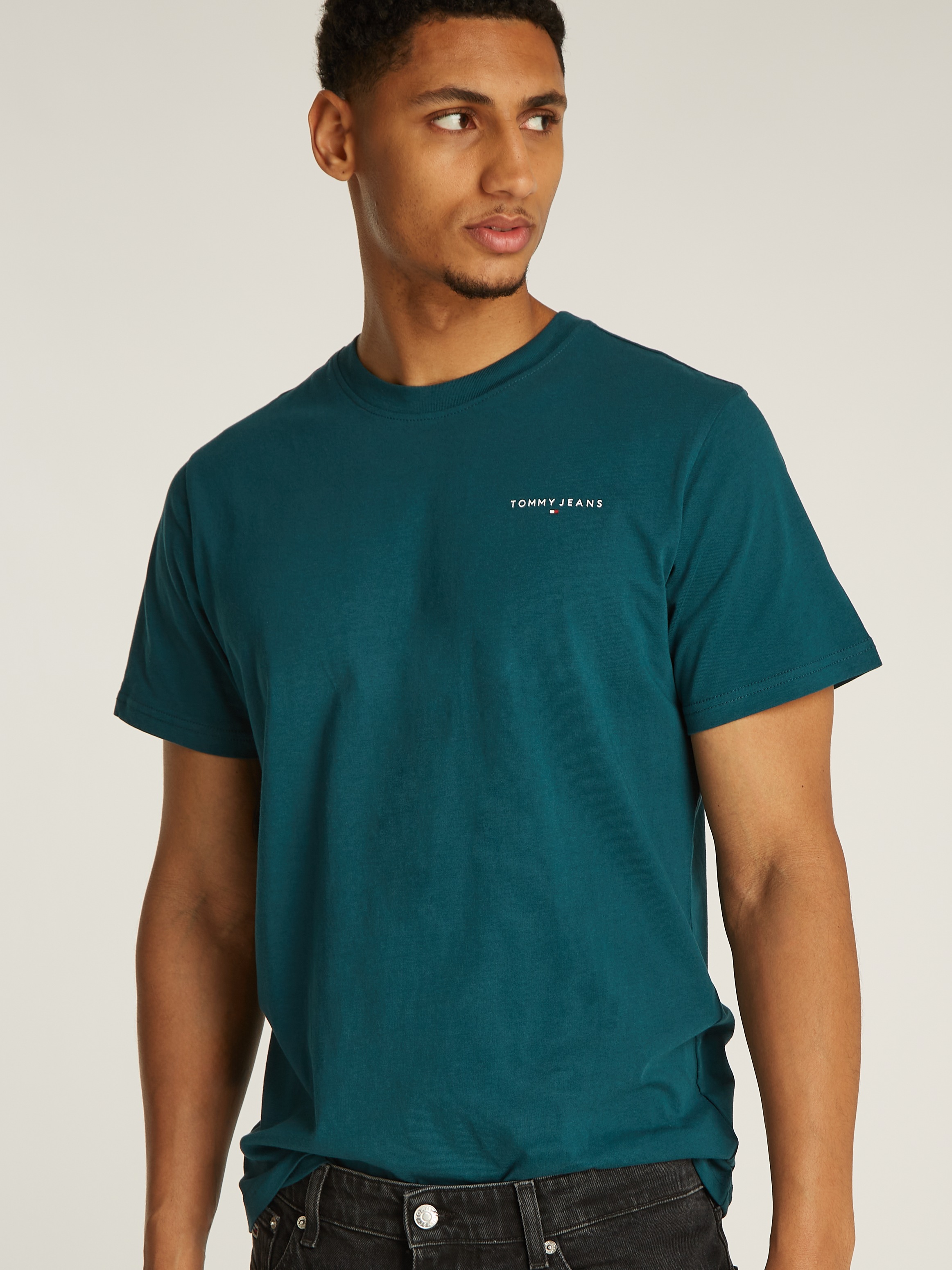 Tommy Jeans T-Shirt »TJM SLIM LINEAR CHEST TEE EXT«, mit Logoschriftzug